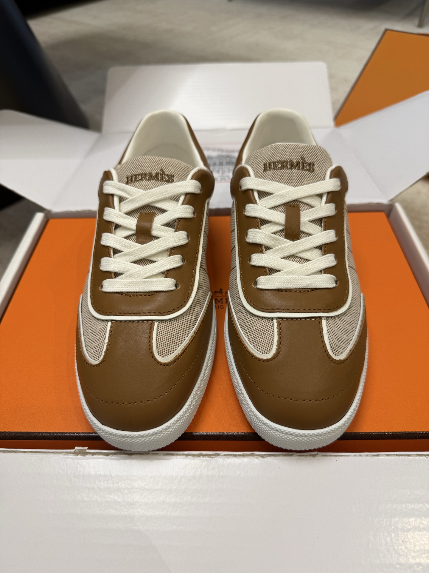 NO:722752,Top quality hermes 26c new arrival~ Hermès 2026 Match series white shoes. Simple canvas or leather uppers with the word 'Hermès' on the side, very versatile, casual, retro, and relaxed. The design is more functional, with dynamic lines, usually with mesh fabric and rubber soles, emphasizing lightness and breathability, mainly made of soft calfskin, and the wearing experience is very comfortable. It can be easily controlled for both leisure and commuting. It is a casual shoe that is both fashionable and practical, and is loved by quality control.  Materials and craftsmanship - upper cowhide and washed canvas, lining water-dyed cowhide, foot pad lambskin PU mold insole (soft, comfortable and breathable) outsole 1:1 molded TPU outsole Size: 35-40 (40% custom made, non-refundable), casual shoes/sports shoes, hermes, hermes, sneakers, cowhide, sheepskin19860909顶级品质 hermes 26c new arrival～ 爱玛仕2026 Match系列小白鞋 简约的帆布或皮革鞋面,侧边有“Hermès”字样,非常百搭休闲、复古、轻松.设计更具功能性,线条动感,通常带有网眼面料和橡胶鞋底,强调轻盈和透气,以柔软的小牛皮为主,穿着体验非常舒适无论休闲还是通勤都能轻松驾驭,是时尚与实用兼具的休闲鞋,深受品质控喜爱 材质与工艺- 鞋面牛皮拼水洗帆布 内里水染牛皮 垫脚小羊皮PU模具鞋垫（柔软舒适透气） 大底1:1开模TPU大底 Size: 35-40 (40订做不退不换),休闲鞋/运动鞋,hermes,hermes,sneakers,cowhide,sheepskin,Women's Shoes