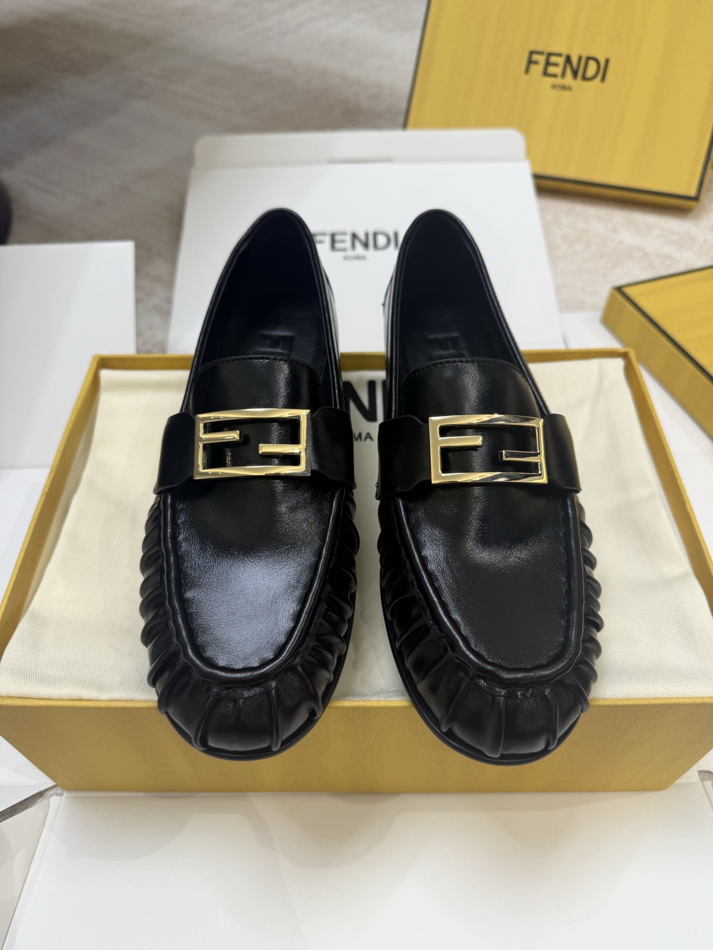 NO:722720,Made in Guangzhou Fendi | Fendi 2026 new pleated cowhide loafers. As a model of slip-ons, loafers can not only enhance the texture of the outfit, but also take into account comfort. They are classic shoes worth investing in. Choose the appropriate style according to the occasion and style, and they can be easily integrated into the wardrobe for daily commuting. Pair them with jeans, suit pants, straight skirts or dresses, taking into account both professionalism and fashion!  The double 'F' metal buckle is retro and high-end ~ it can add details to a simple look!  Upper: calfskin, lining: water-dyed cowhide, outsole: Italian injection molded leather outsole size: 35-36-37-38-39-40, loafers, fendi, fendi, loafers, skirts, jeans, business suit, cowhide, Leather soles19860909莞产 Fendi丨芬迪2026新款褶皱牛皮乐福鞋 乐福鞋作为一脚蹬的典范,既能提升穿搭质感,又兼顾舒适度,是值得投资的经典鞋款.根据场合和风格选择合适的款式,可以轻松融入衣橱 日常通勤搭配牛仔裤 西装裤、直筒裙或连衣裙,兼顾专业与时尚！双“F”金属饰扣复古又高级～可为简约造型增添细节！ 鞋面:小牛皮 内里:水染牛皮 大底:意大利注塑真皮大底 size:35-36-37-38-39-40,乐福鞋,fendi,fendi,loafers,skirts,jeans,business suit,cowhide,Leather soles,Women's Shoes