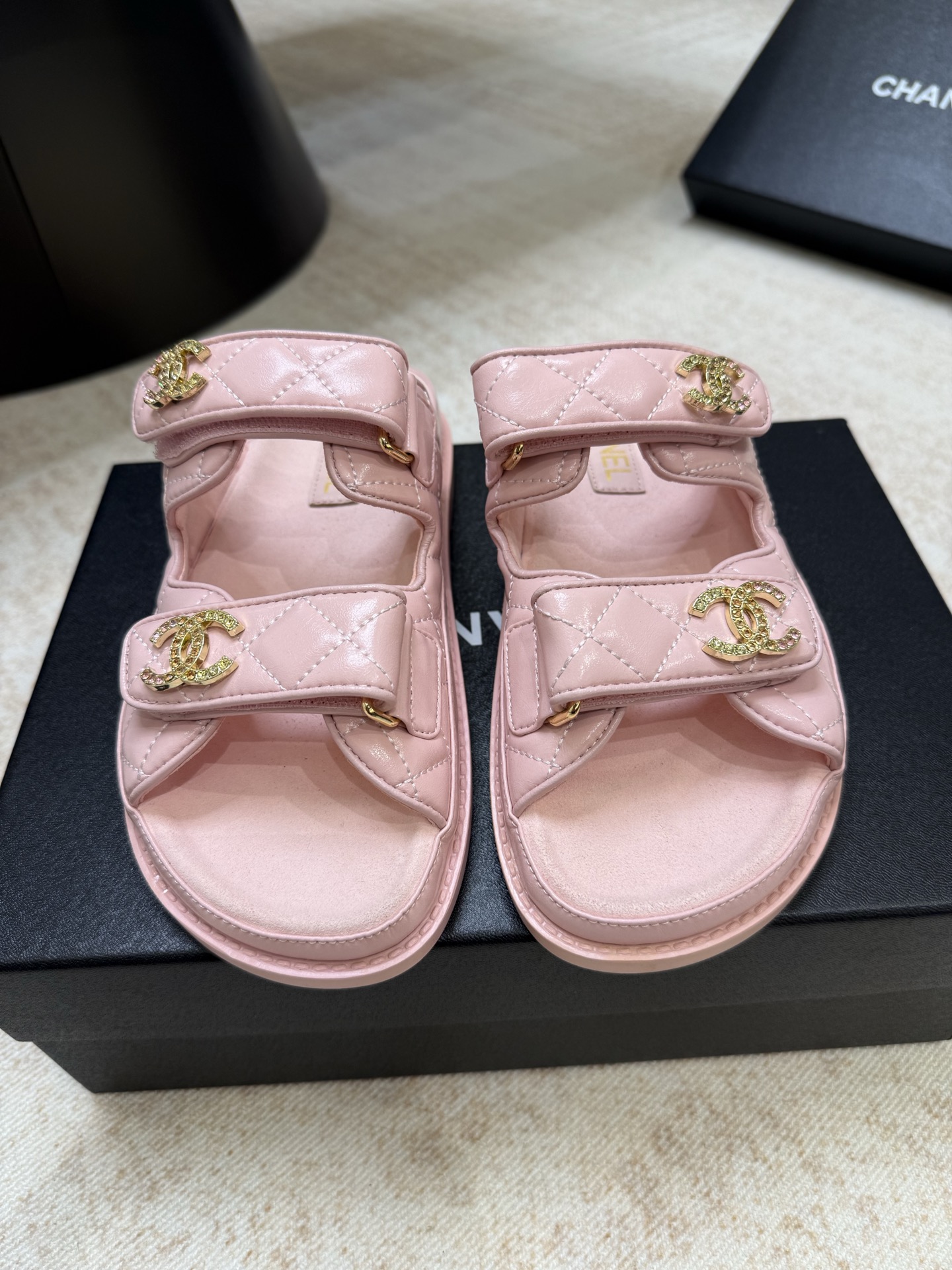 NO:722736,Top quality p Chanel ss26 new arrival~ Xiaoxiang 2026 spring and summer new beach sandals and slippers. The rhinestone 'double C' logo is very delicate and simply beautiful. The oil wax leather upper has its own luster!  The texture is really great. This season’s Velcro slippers are full of holiday atmosphere. They are fashionable and must-have summer items that look good on anyone. Highly recommended!  The lining is still anti-velvet material, and the foot feels non-slip. Exclusive private molded rubber soles are light and wear-resistant. Size 35-40 (41 to 42 are custom-made and cannot be returned or exchanged), slippers, sandals, chanel, sandals, slippers19860909顶级品质p Chanel ss26 new arrival～ 小香2026春夏新款沙滩凉拖鞋 水钻“双c”logo 非常的精致 简直太美啦 鞋面油腊皮自带光泽！质感真的超级好啊 这一季的魔术贴凉拖鞋,满满的度假氛围感 时髦精夏日必备单品谁穿谁好看 极力推荐！ 内里还是反绒材质、脚感不打滑 独家私模橡胶鞋底 轻盈 耐磨 size 35-40（41 42订做不退换）,拖鞋凉鞋,chanel,sandals,slippers,Women's Shoes
