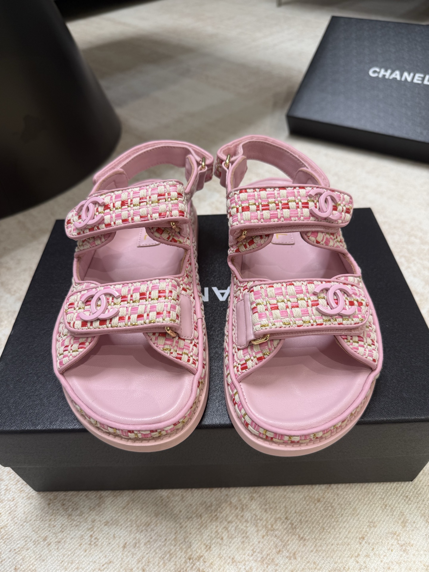 NO:722746,Top quality p Chanel ss26 new arrival~ Xiaoxiang 2026 spring and summer new beach sandals, electroplated double C” logo, very exquisite, simply beautiful. The upper is woven with straw mat and genuine leather binding, full of holiday atmosphere. Fashionable summer must-have item, who will look good in it. Highly recommended! Straw mat woven // sheepskin lining, feet, exclusive private mold rubber sole, light, wear-resistant, size 35-40 (41)  42 (custom-made, non-refundable), slippers and sandals, chanel, sandals, slippers, sheepskin19860909顶级品质p Chanel ss26 new arrival～ 小香2026春夏新款沙滩凉拖鞋 电镀双c”logo 非常的精致 简直太美啦 鞋面草席编织真皮捆边,满满的度假氛围感 时髦精夏日必备单品谁穿谁好看 极力推荐！ 草席编织//羊皮内里 垫脚 独家私模橡胶鞋底 轻盈 耐磨 size 35-40（41 42订做不退换）,拖鞋凉鞋,chanel,sandals,slippers,sheepskin,Women's Shoes