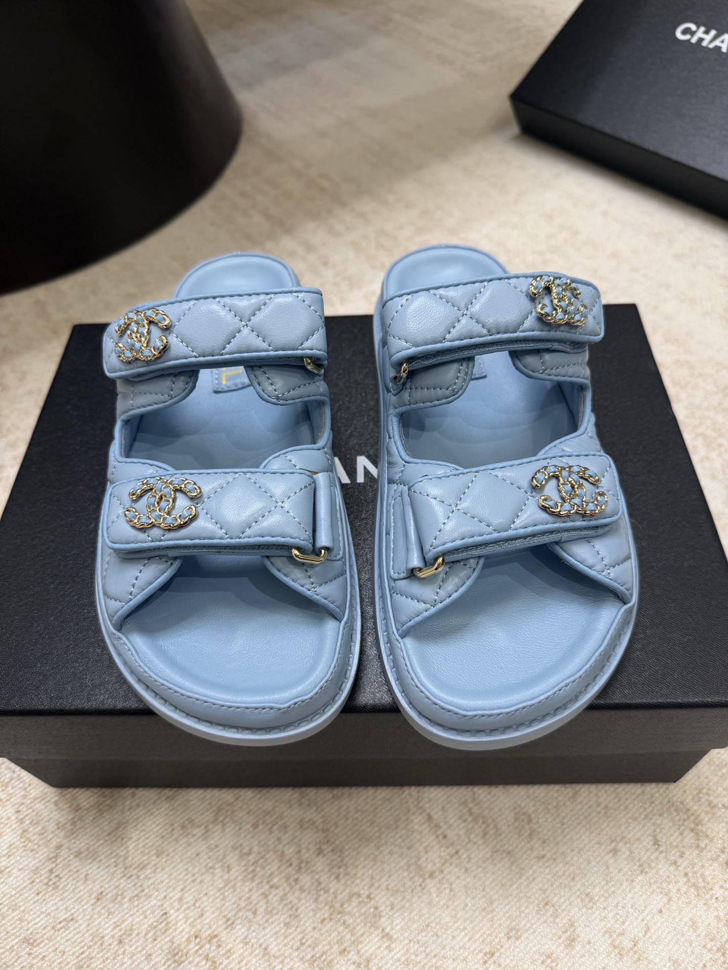 NO:722756,Top quality p Chanel ss26 new arrival~ Xiaoxiang 2026 spring and summer new beach sandals with chain double c” logo are very exquisite and simply beautiful. The upper is sheepskin and the electric embroidery is three-dimensional and full. It has a full sense of holiday atmosphere. It is a fashionable and essential summer item that looks good on anyone who wears it. Highly recommended! Sheepskin surface //Sheepskin lining. Feet. Exclusive private molded rubber sole. Lightweight and wear-resistant. Size 35-40 (41)  42 (custom-made, non-refundable), slippers and sandals, chanel, sandals, slippers, sheepskin19860909顶级品质p Chanel ss26 new arrival～ 小香2026春夏新款沙滩凉拖鞋 链条双c”logo 非常的精致 简直太美啦 鞋面羊皮 电绣立体饱满 满满的度假氛围感 时髦精夏日必备单品谁穿谁好看 极力推荐！ 羊皮面 //羊皮内里 垫脚 独家私模橡胶鞋底 轻盈 耐磨 size 35-40（41 42订做不退换）,拖鞋凉鞋,chanel,sandals,slippers,sheepskin,Women's Shoes