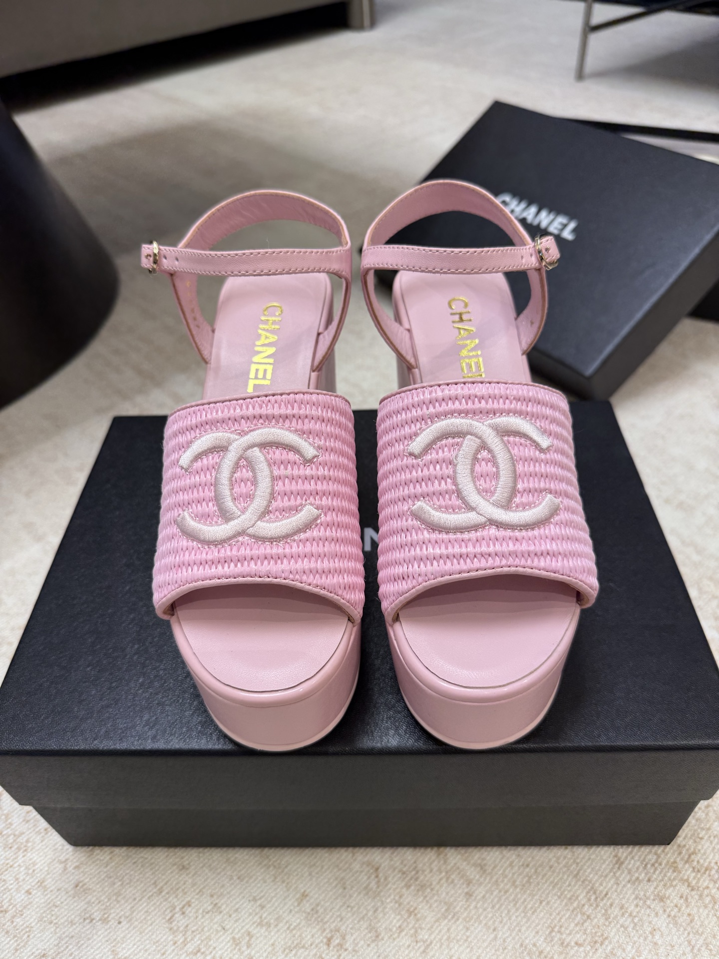 NO:722721,Top quality p chanel ss26 new arrival~ Xiaoxiang 2026 spring and summer new style｜Wedge water platform sandals Nylon woven elements, matched with double C brand logo Simple and advanced Fashion is reincarnation, high waterproof platform design, retro and fashionable Feeling comfortable on the feet Free your feet in summer and you can be a beautiful girl!  Nylon woven upper // sheepskin lining for feet, exclusive molded heightening wedge platform + rubber bottom sheet size 35-40 (41 orders, non-refundable), slippers, sandals, chanel, sandals, slippers, sheepskin19860909顶级品质p chanel ss26 new arrival～ 小香2026春夏新款｜坡跟水台凉鞋 尼龙编织元素,搭配双C品牌logo 简约高级 时尚就是个轮回,高防水台设计,复古时髦 脚感舒适夏日解放双脚也能做美美的Girl哦！ 尼龙编织鞋面 //羊皮内里垫脚 独家开模增高坡跟水台+橡胶底片 size35-40（41订制不退换）,拖鞋凉鞋,chanel,sandals,slippers,sheepskin,Women's Shoes