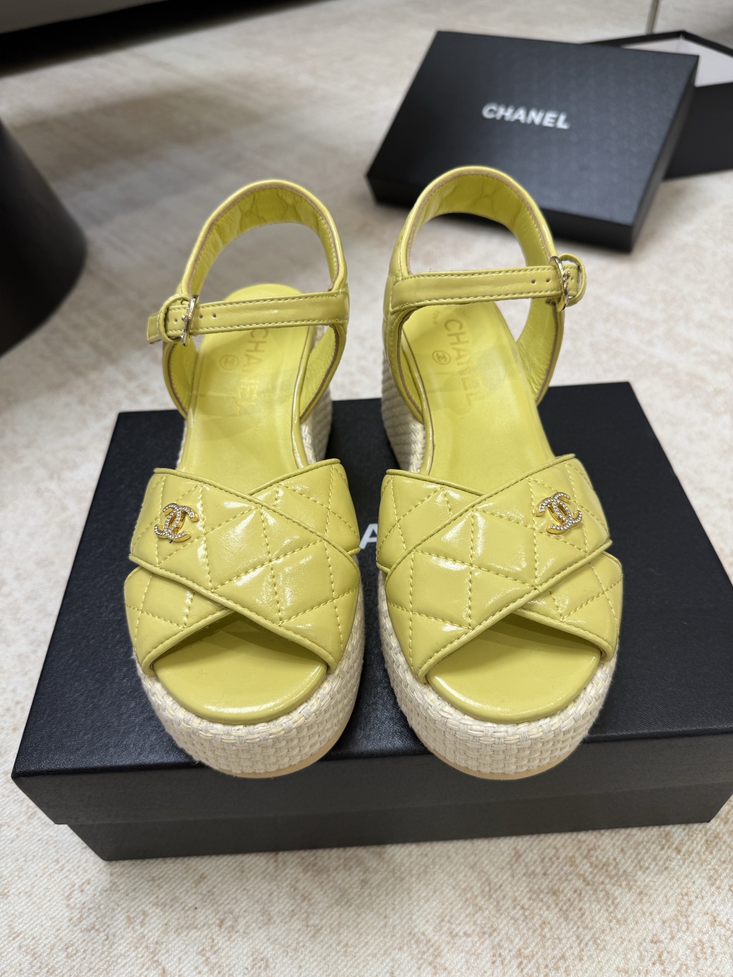 NO:722718,Top quality p chanel ss26 new arrival~ Xiaoxiang 2026 spring and summer new style｜Wedge water platform sandals Cross diamond buckle sandals with double C brand logo Simple and advanced Fashion is reincarnation, high waterproof platform design, retro and fashionable The feet feel comfortable and you can be a beautiful girl by freeing your feet in summer!  Patent leather denim upper //sheepskin lining foot pads exclusive molded heightening wedge water platform + rubber bottom sheet size 35-40 (41 orders are not returnable), sandals, chanel, sandals, sheepskin19860909顶级品质p chanel ss26 new arrival～ 小香2026春夏新款｜坡跟水台凉鞋 交叉钻扣凉鞋 搭配双C品牌logo 简约高级 时尚就是个轮回,高防水台设计,复古时髦 脚感舒适夏日解放双脚也能做美美的Girl哦！ 漆皮 牛仔布鞋面 //羊皮内里 垫脚 独家开模增高坡跟水台+橡胶底片 size35-40（41订制不退换）,凉鞋,chanel,sandals,sheepskin,Women's Shoes