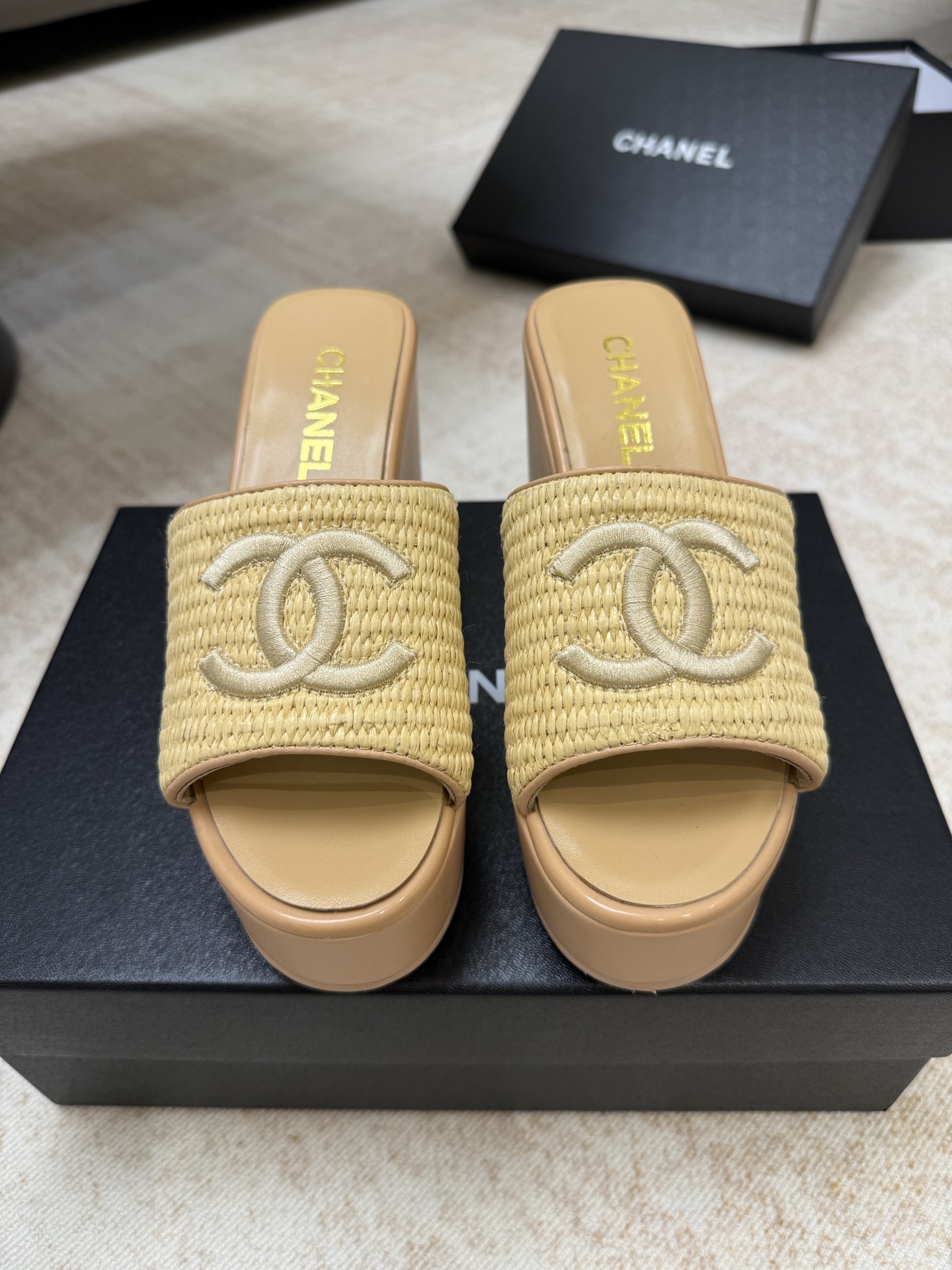 NO:722726,Top quality p chanel ss26 new arrival~ Xiaoxiang 2026 spring and summer new style｜Wedge platform slippers Nylon woven elements, matched with double C brand logo Simple and advanced Fashion is reincarnation, high waterproof platform design, retro and fashionable Feeling comfortable on the feet Free your feet in summer and you can be a beautiful girl!  Nylon woven upper // sheepskin lining for feet, exclusive molded heightening wedge platform + rubber bottom sheet size 35-40 (41 orders, non-refundable), slippers, sandals, chanel, sandals, slippers, sheepskin19860909顶级品质p chanel ss26 new arrival～ 小香2026春夏新款｜坡跟水台拖鞋 尼龙编织元素,搭配双C品牌logo 简约高级 时尚就是个轮回,高防水台设计,复古时髦 脚感舒适夏日解放双脚也能做美美的Girl哦！ 尼龙编织鞋面 //羊皮内里垫脚 独家开模增高坡跟水台+橡胶底片 size35-40（41订制不退换）,拖鞋凉鞋,chanel,sandals,slippers,sheepskin,Women's Shoes