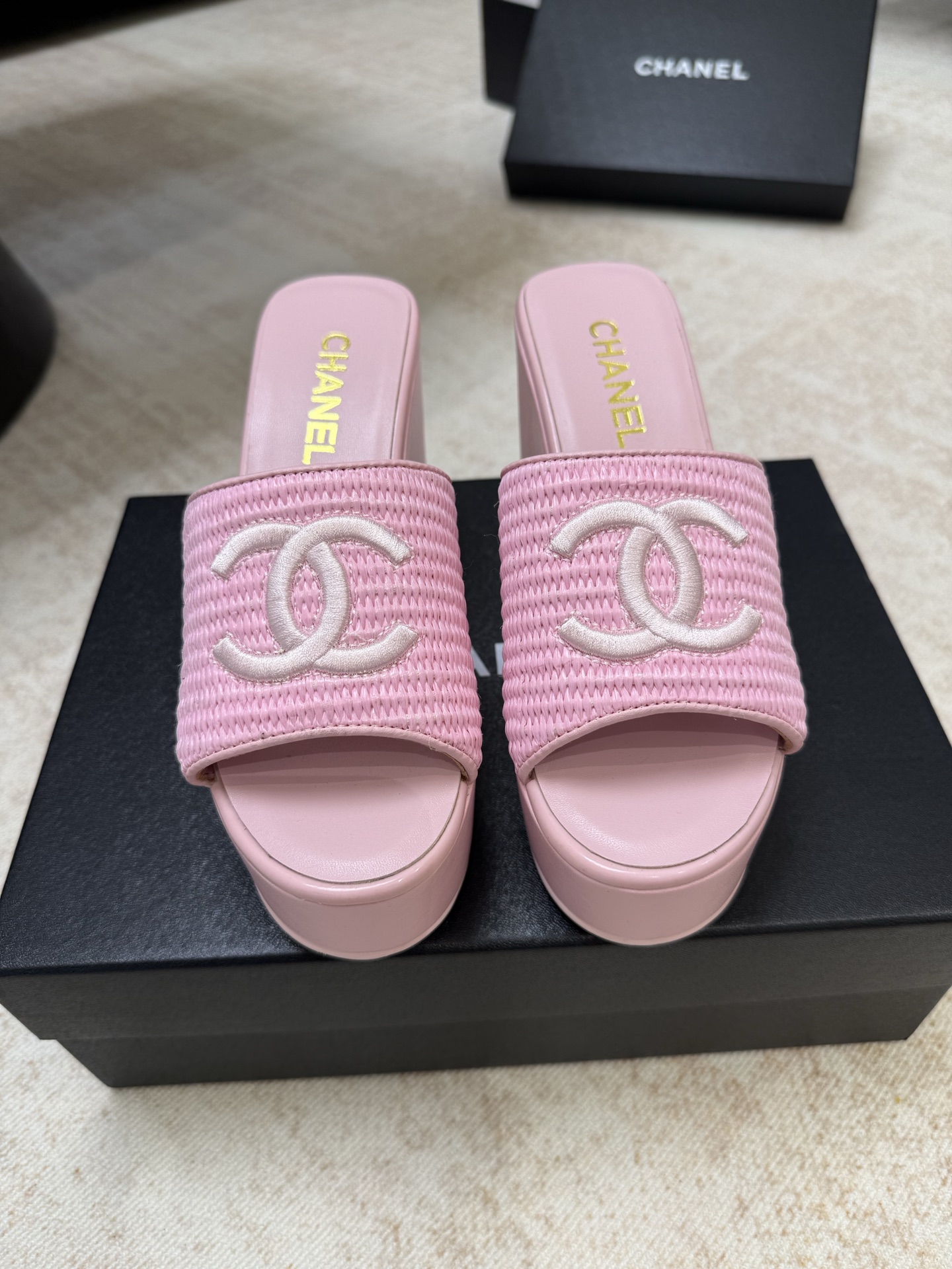 NO:722731,Top quality p chanel ss26 new arrival~ Xiaoxiang 2026 spring and summer new style｜Wedge water platform sandals Nylon woven elements, matched with double C brand logo Simple and advanced Fashion is reincarnation, high waterproof platform design, retro and fashionable Feeling comfortable on the feet Free your feet in summer and you can be a beautiful girl!  Nylon woven upper // sheepskin lining for feet, exclusive molded heightening wedge platform + rubber bottom sheet size 35-40 (41 orders, non-refundable), slippers, sandals, chanel, sandals, slippers, sheepskin19860909顶级品质p chanel ss26 new arrival～ 小香2026春夏新款｜坡跟水台凉鞋 尼龙编织元素,搭配双C品牌logo 简约高级 时尚就是个轮回,高防水台设计,复古时髦 脚感舒适夏日解放双脚也能做美美的Girl哦！ 尼龙编织鞋面 //羊皮内里垫脚 独家开模增高坡跟水台+橡胶底片 size35-40（41订制不退换）,拖鞋凉鞋,chanel,sandals,slippers,sheepskin,Women's Shoes