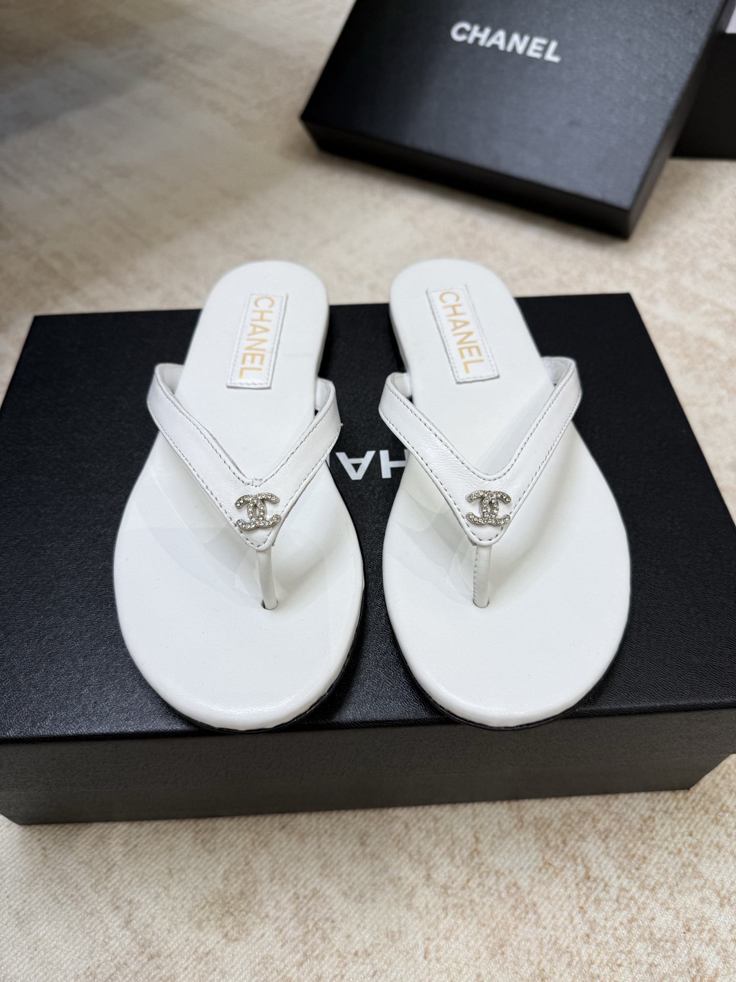 NO:722716,Top quality p chanel 26c new arrival~ Chanel's new 2026 early spring flip-flops, embellished with double 'C' diamond buckles, so beautiful~ I can't resist!  A must-have item for summer wear!  size 35-41, split-toe shoes, chanel, chanel19860909顶级品质p chanel 26c new arrival～ 香奈儿2026早春新款人字拖 双“C”钻扣点缀,实在太美了～ 无法抗拒呀！夏日穿搭必备单品！ size 35-41,分趾鞋,chanel,chanel,Women's Shoes