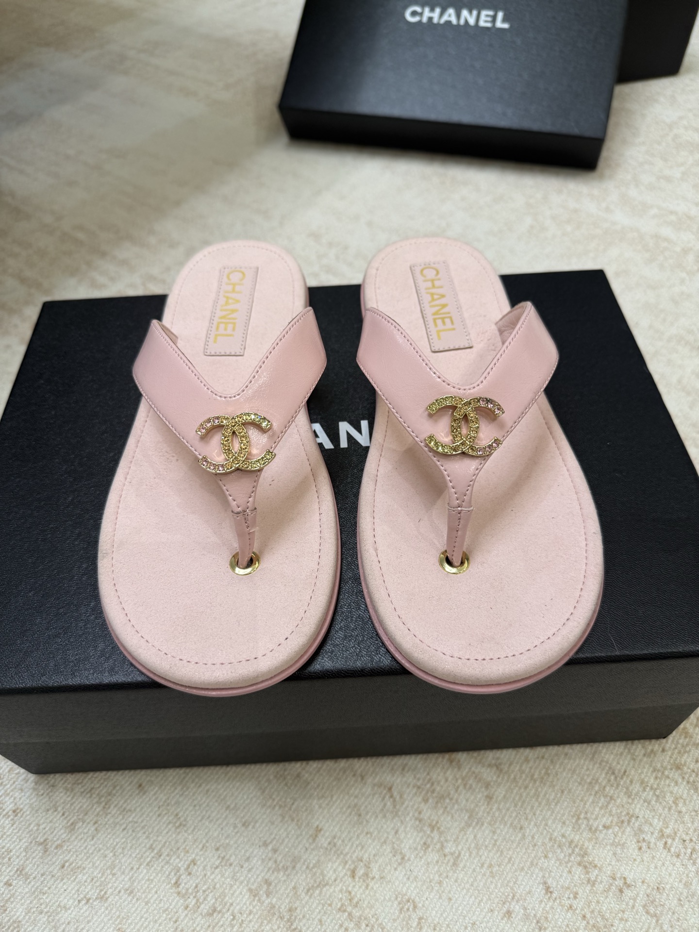 NO:724287,Top quality chanel 26c new arrival~ Chanel's new 2026 early spring flip-flops, embellished with double 'C' diamond buttons, so beautiful~ I can't resist!  A must-have item for summer wear!  size 35-41, split-toe shoes, chanel, chanel19860909顶级品质 chanel 26c new arrival～ 香奈儿2026早春新款人字拖 双“C”钻扣点缀,实在太美了～ 无法抗拒呀！夏日穿搭必备单品！ size 35-41,分趾鞋,chanel,chanel,Women's Shoes