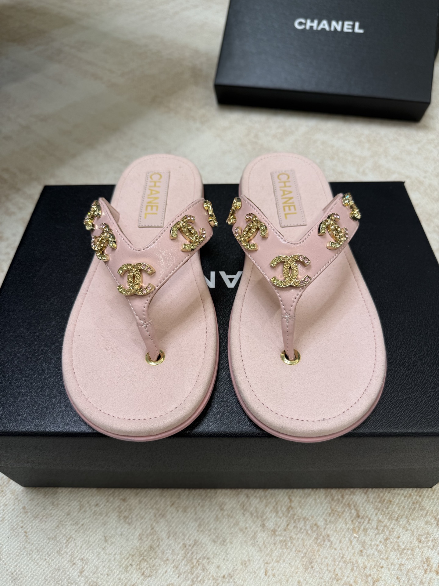 NO:724281,Top quality chanel 26c new arrival~ Chanel 2026 new early spring flip-flops. Exquisite gemstone jewelry + embellishments, so beautiful~ So beautiful that you can’t resist, a must-have item for summer wear!  size 35-41, split-toe shoes, chanel, chanel19860909顶级品质 chanel 26c new arrival～ 香奈儿2026早春新款人字拖 精致的宝石饰品+点缀,实在太美了～ 美到令人无法抗拒,夏日穿搭必备单品！ size 35-41,分趾鞋,chanel,chanel,Women's Shoes