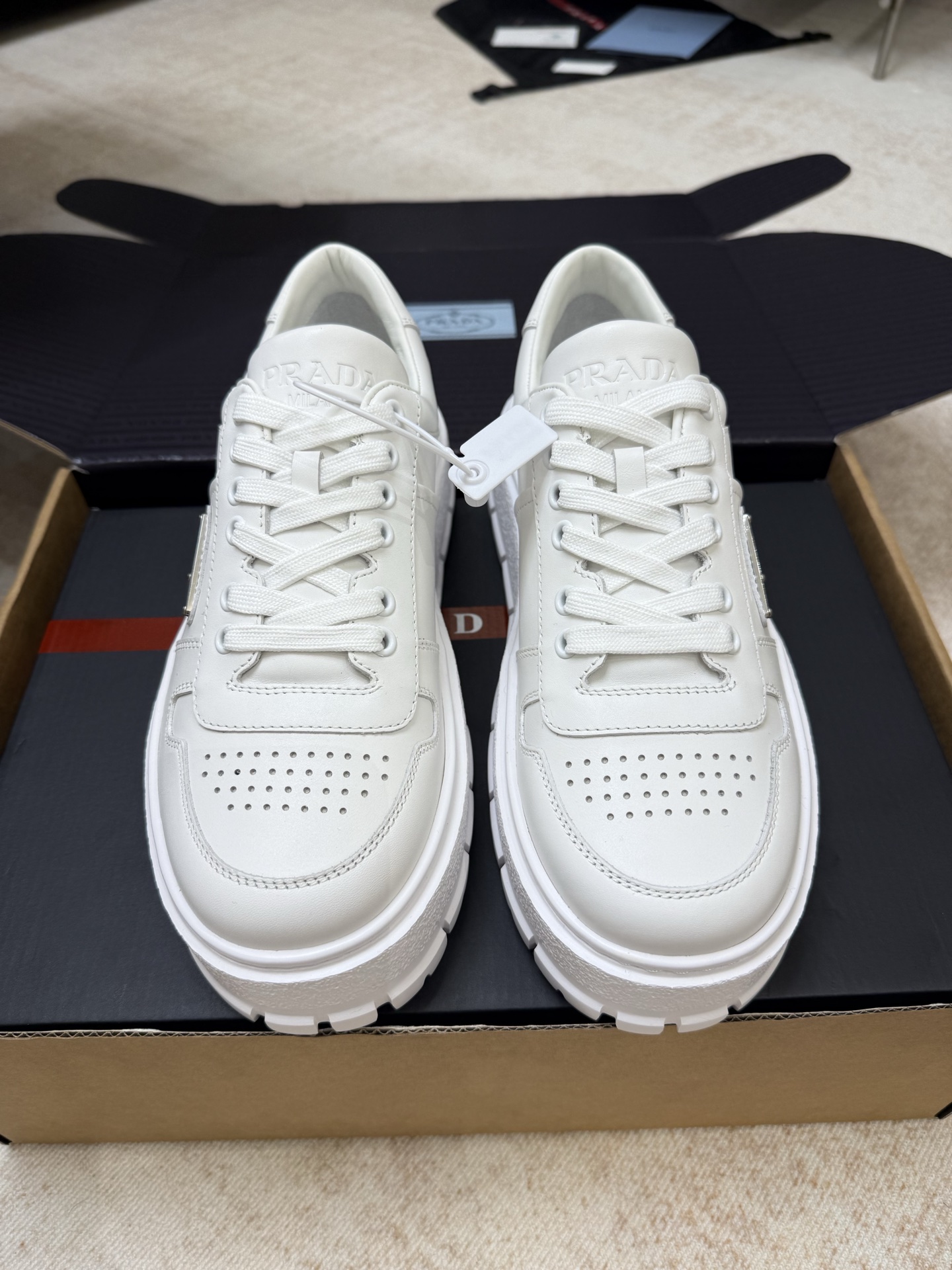 NO:749192,PRADA ss26 new product from Guangzhou｜Men's casual sports shoes *Triangle logo leather sports shoes｜Original purchasing agent level - black Material and craftsmanship Original cow leather fabric French-coated metal triangle logo Screen printing of tongue letters Leather lining Logo letters on the back Rubber debossed sole Men's size38-46 (38, 46 custom-made, non-returnable), casual shoes/sports shoes, prada, sneakers, cowhide19860909莞产 PRADA ss26新品｜男士休闲运动鞋 *三角标皮革运动鞋 ｜原版购入代购级别 -黑色 材质与工艺 原版牛皮革面料 涂法琅金属三角形徽标 鞋舌字母丝网印 皮革衬里 后帮饰logo字母 橡胶凹纹鞋底 男size38-46（38、46订做不退换）,休闲鞋/运动鞋,prada,sneakers,cowhide,Women's Shoes