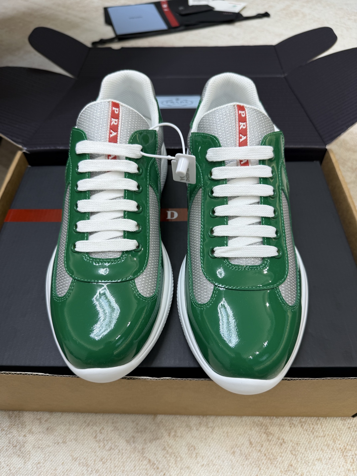 NO:749205,Made in Guangdong, PRADA nautical style classic lace-up sneakers - Original purchasing agent level - Materials and craftsmanship The upper is made of patent leather and fabric. The tongue and sole are decorated with Prada Linea Rossa logo. 3cm lightweight flexible sole/rubber tread. Couple size 35-46 (35 and 46 are custom-made and non-refundable). This classic nautical style lace-up sneaker was originally produced for Luna in the 1990s.  Rossa crew design, now reimagined in colorful rubber and bike fabric!  The Prada Linea Rossa logo reflects a classic, timeless attitude and unique design style!  This patent leather sneaker is decorated with metallic fabric inserts, and its design is inspired by classic aesthetic elements. America’s Cup sneakers, which are very Prada-style, have been redesigned!  New fabrics and colors inject a new contemporary spirit into it, casual shoes/sports shoes, prada, sneakers19860909莞产 PRADA 航海风经典系带运动鞋 -原版购入代购级别- 材质与工艺 鞋面采用漆皮和织物材质 鞋舌和鞋底饰以Prada Linea Rossa徽标 3厘米轻质柔韧鞋底 /橡胶胎面花 情侣size35-46（35 46订做不退换） 这款经典航海风系带运动鞋最初在上世纪90年代为Luna Rossa船员设计,现在以彩色橡胶和Bike织物重新演绎！Prada Linea Rossa徽标彰显经典永恒态度以及独特的设计格调！这款漆皮运动鞋饰有金属质感织物嵌饰,设计灵感来源于经典美学元素～极具Prada风格的America’s Cup运动鞋经过重新设计！全新面料和颜色为它注入新的当代精神,休闲鞋/运动鞋,prada,sneakers,Women's Shoes