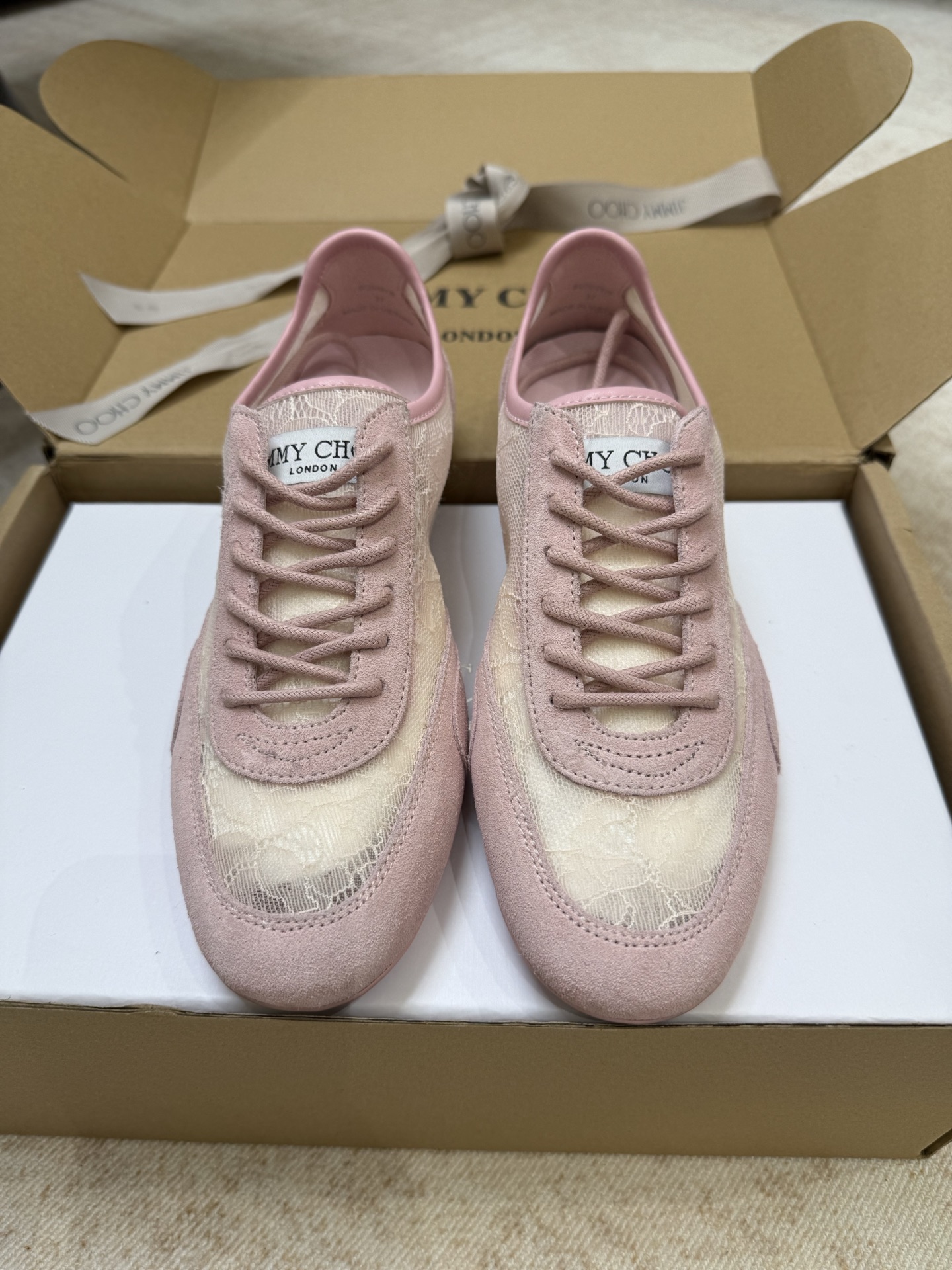 NO:758966,Top quality jimmychoo ss26 new arrival~ Jimmy Choo Sunny series new casual shoes Jimmy Choo's pair of sneakers~ The lace looks are online~ Pink and waxy lace + satin splicing + soft elastic sole, so cute and cute!  The lace-up style is a little more casual and relaxed than ordinary shoes. It is soft on the feet and is so soft that you don't want to take it off. It feels as soft and elastic as a cloud. It is a romantic item that will not wear your feet for daily commuting or walking around all day long!  It is a good item for girls that can be worn without any effort on the legs. It goes well with a small skirt or jeans in spring/summer. #SuperBeautiful Size: 35-41 (40 to 41 customized, non-refundable), casual shoes/sports shoes, jimmy choo, jimmy choo, sneakers, skirts, jeans19860909顶级品质 jimmychoo ss26 new arrival～ 吉米周Jimmychoo Sunny 系列新款休闲鞋 Jimmy Choo这双运动鞋～蕾丝颜值在线～ 粉糯糯的蕾丝+缎面拼接+软弹底 又仙又嗲啊！ 系带款比普通单鞋多了点随性以及松弛感 上脚软乎乎的,软到不想脱,脚感软弹如云 日常 通勤出街 暴走一天都不磨脚的浪漫单品！ 是一双不努力的腿也能穿出精致感的少女好物,春日/夏天搭配小裙子/牛仔裤都巨搭#超美哦 Size:35-41 (40 41订制不退换）,休闲鞋/运动鞋,jimmy choo,jimmy choo,sneakers,skirts,jeans,Women's Shoes