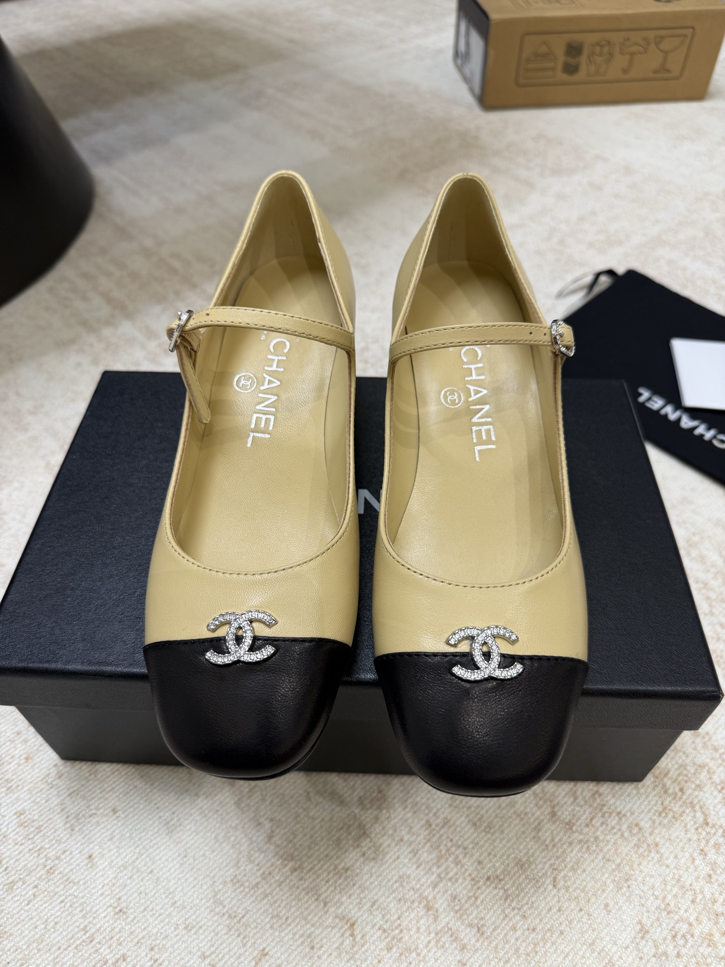 NO:758929,Top quality chanel 26c new arrival~ Chanel 2026 early spring new Mary Jane sandals, sheepskin surface stitching // sheepskin lining, genuine leather sole // heel height about 6.5CM size 35/36/37/38/39/ Customized, non-refundable, Mary Jane, chanel, chanel, sandals, mary jane, sheepskin19860909顶级品质 chanel 26c new arrival～ 香奈儿2026早春新款玛丽珍凉鞋 羊皮面拼接 //羊皮内里 真皮鞋底//跟高约6.5CM size35/36/37/38/39/定订做不退换,玛丽珍,chanel,chanel,sandals,mary jane,sheepskin,Women's Shoes