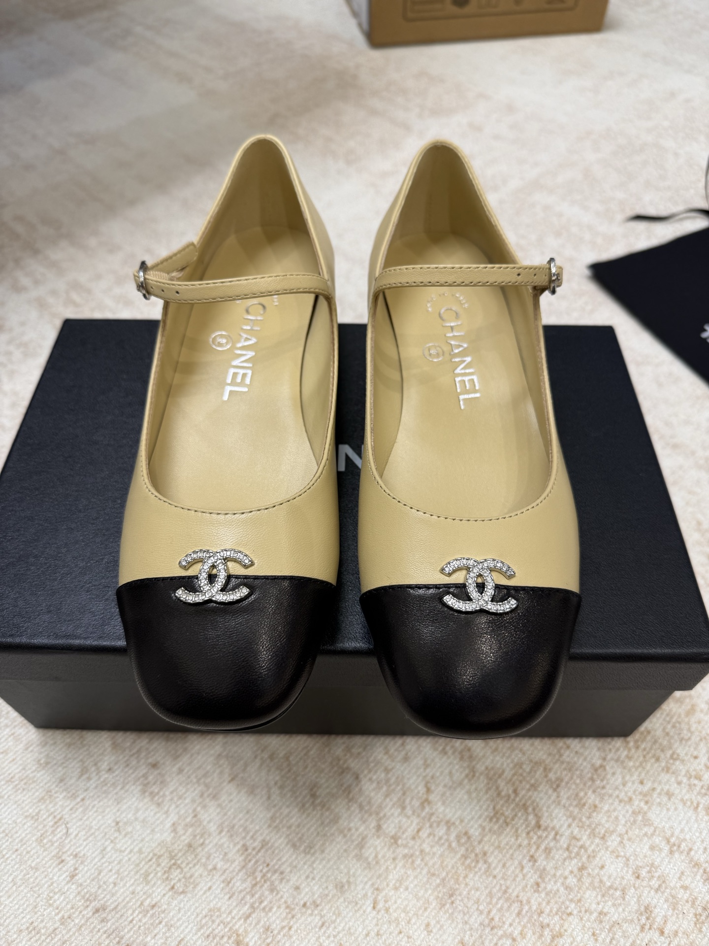 NO:758936,Top quality chanel 26c new arrival~ Chanel 2026 early spring new Mary Jane sandals, sheepskin surface stitching // sheepskin lining, genuine leather sole // heel height about 2.5CM size 35/36/37/38/39/ Customized, non-refundable, Mary Jane, chanel, chanel, sandals, mary jane, sheepskin19860909顶级品质 chanel 26c new arrival～ 香奈儿2026早春新款玛丽珍凉鞋 羊皮面拼接 //羊皮内里 真皮鞋底//跟高约2.5CM size35/36/37/38/39/定订做不退换,玛丽珍,chanel,chanel,sandals,mary jane,sheepskin,Women's Shoes