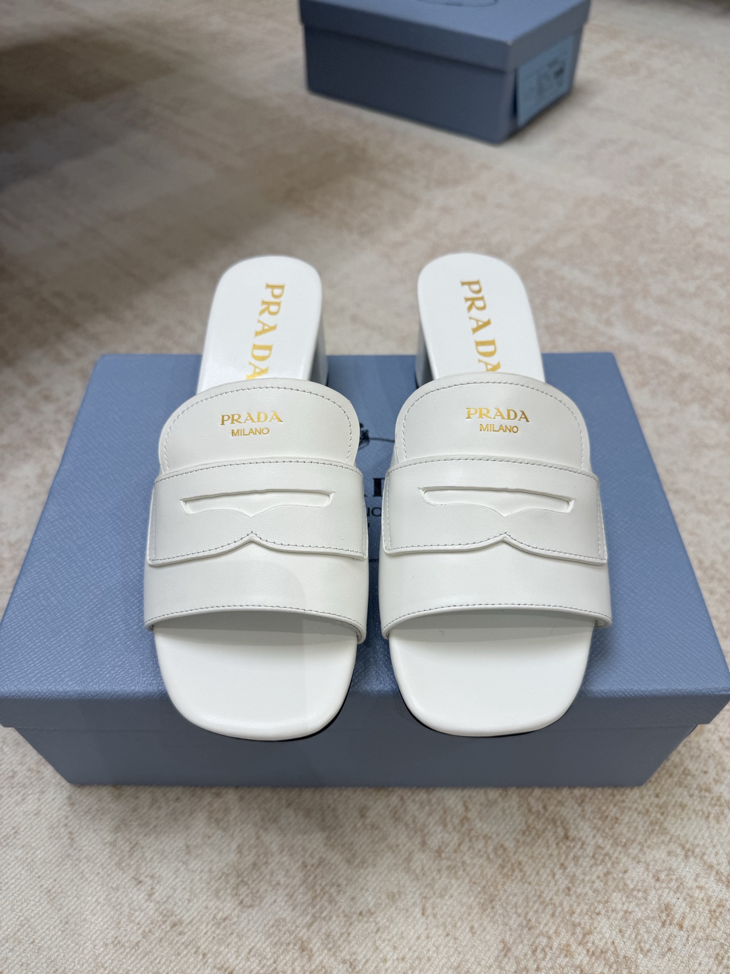 NO:758921,Top quality prada ss26 new arrival~ P’s 2026 spring and summer new products｜High-heeled sandals, simple and elegant square-toe high-heeled slippers, full of femininity!  Whether paired with a skirt or trousers, it can be easily worn. It is suitable for commuting or formal occasions. It is beautiful, practical and versatile!  Cowhide material//genuine leather bottom//heel height 4.5cm size: 35-40, slippers, prada, slippers, skirts, cowhide19860909顶级品质 prada ss26 new arrival～ P家2026春夏新品｜高跟凉拖鞋 简约大方的方头高跟拖鞋 女人味十足！ 无论搭配裙装还是裤装,都能够轻松驾驭 通勤或正式场合都很适合,好看实用又百搭！ 牛皮材质//真皮底//跟高4.5cm size:35-40,拖鞋,prada,slippers,skirts,cowhide,Women's Shoes