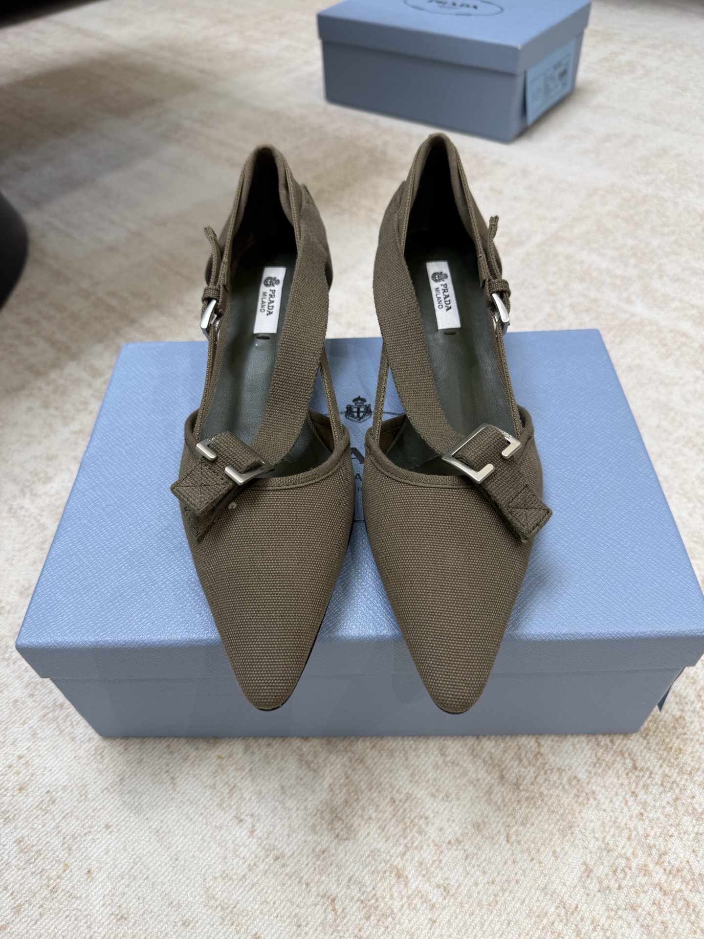 NO:758897,Top quality prada ss26c new arrival~ P's 2026 spring and summer new products｜Pointed toe high-heeled shoes The upper is made of original custom canvas + metal fasteners for embellishment. The pointed toe is matched with a 4.5cm kitten heel, and the hollow design is fashionable and exquisite. It looks good on the foot, is very comfortable, is slim, and also lengthens the leg line. It can be easily worn with skirts, trousers, or jeans. Customized fabric // Genuine leather sole // Heel height 4.5cm  Size: 35-41 (40 41 custom-made, non-returnable) This PRADA shoe upper is made of canvas material to break the stereotype. It gets rid of the label of 'must be refined and noble' for high heels, and has a casual and comfortable street feel. The matte canvas has its own delicate woven texture, which is more relaxed and retro than the glossy leather. It is low-key and high-end, not 'cheap'!  Canvas has its own 'casual gene', which can neutralize the formal feeling of high heels, making the shoes more versatile. It can be worn with suit pants as workplace boots, or with jeans for a relaxed feel. So this is a pair of 'good-looking and functional' commuter shoes., single shoes, prada, boots, high heels, skirts, jeans, business suit19860909顶级品质 prada ss26c new arrival～ P家2026春夏新品｜尖头高跟鞋 鞋面采用原版定制帆布+金属扣件饰以点缀 尖头搭配4.5cm小猫跟,中空设计时髦又精致 上脚很好看 很舒适 很显瘦 同时也拉长腿部线条 无论搭配裙装 裤装,还是牛仔裤都能够轻松驾驭 定制布料//真皮底//跟高4.5cm size:35-41（40 41订做不退换） PRADA这款鞋面采用帆布材质打破刻板的印象.摆脱了高跟鞋“必须精致贵气”的标签,多了随性自在的街头感.哑光帆布自带细腻的编织纹理,比亮面皮革更有松弛感和复古氛围.低调又高级,并不“廉价”！帆布自带“休闲基因”,能中和高跟鞋的正式感,让鞋子更百搭.既能搭西装裤当职场战靴,也能配牛仔裤穿出松弛感.所以说这是一双“好看又能打”的通勤鞋.,单鞋,prada,boots,high heels,skirts,jeans,business suit,Women's Shoes