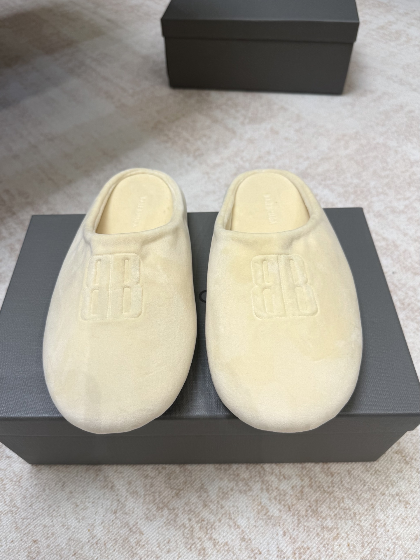 NO:758882,Top quality balenciaga ss26 new arrival～ BALENCIAGA 2026 early spring new Muller half-trailer. Very light～super easy to wear～minimalist and versatile. Perfect comfort. Can be worn outdoors, at home or on vacation!  Lazy and casual, with a sense of relaxation~ Looks good and fashionable with any combination, a must-have item for daily travel!  Upper: two kinds of material cowhide//suede, very soft to the touch, original anti-slip outsole, very light and very comfortable on the foot, couple size 35-45, half drag, balenciaga, cowhide19860909顶级品质 balenciaga ss26 new arrival～ BALENCIAGA 2026早春新款穆勒半拖 很轻便～超好穿～极简百搭 舒适度满分 室外 居家 度假都可穿搭！慵懒随性 松弛感～ 随意搭配都很好看很时髦,日常出行必备单品！ 鞋面:二种材质牛皮//绒面 触感很柔软 鞋底原版防滑大底 很轻薄,上脚巨舒服 情侣Size 35-45,半拖,balenciaga,cowhide,Women's Shoes