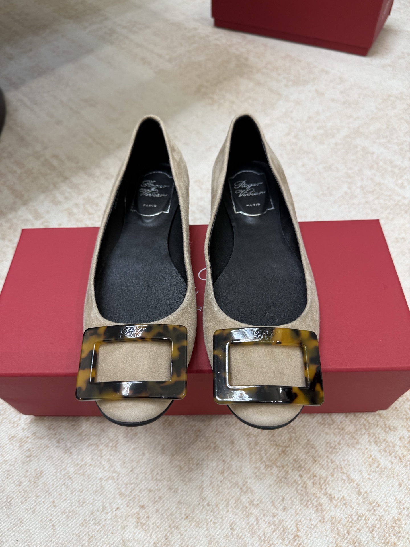 NO:788560,Produced in Wandan * || Small round toe square buckle ballet shoes. Original purchasing agent level | No pressure to get in and out. Tpu soft soles are super comfortable to wear without tiring the feet, without losing elegance. Very suitable for daily commuting. Can be matched with trousers or skirts!  Exclusive original 1:1 custom-made imported calf patent leather/Yangjing upper for the upper, mixed-breed sheepskin lining for the lining, original 1:1 custom molded lacquer buckles for the outsole, and original 1:1 molded imported Tpu outsole for the outsole~ Soft and comfortable~ No need to stick to the bottom, Non-slip and wear-resistant~ Very easy to wear, it is by no means comparable to ordinary products in the market. Those who know the goods will naturally understand~ The quality of purchasing agents is absolutely completely different!  !  35, 36, 37, 38, 39, (40 41 custom-made, non-refundable and non-exchangeable), ballet shoes, skirts, sheepskin, sheep19860909莞产 * || 小圆头方扣芭蕾舞鞋 原版购入代购级别｜出入毫无压力 Tpu软底穿着超舒适不累脚,又不失优雅气质 非常适合日常通勤 无论裤装或是裙装都能搭配！ 鞋面独家原版1:1定制进口小牛漆皮/羊京 内里混种羊皮里 饰扣原版1:1定制开模烤漆扣 大底原版1:1开模进口Tpu大底～ 柔软舒适～不用贴底 防滑又耐磨～巨好穿, 绝不是市场很普通货能比 懂货的自然懂～代购品质绝对完全不一样！！ 35、36、37、38、39、（40 41订做不退不换）,芭蕾舞鞋,skirts,sheepskin,sheep,Women's Shoes