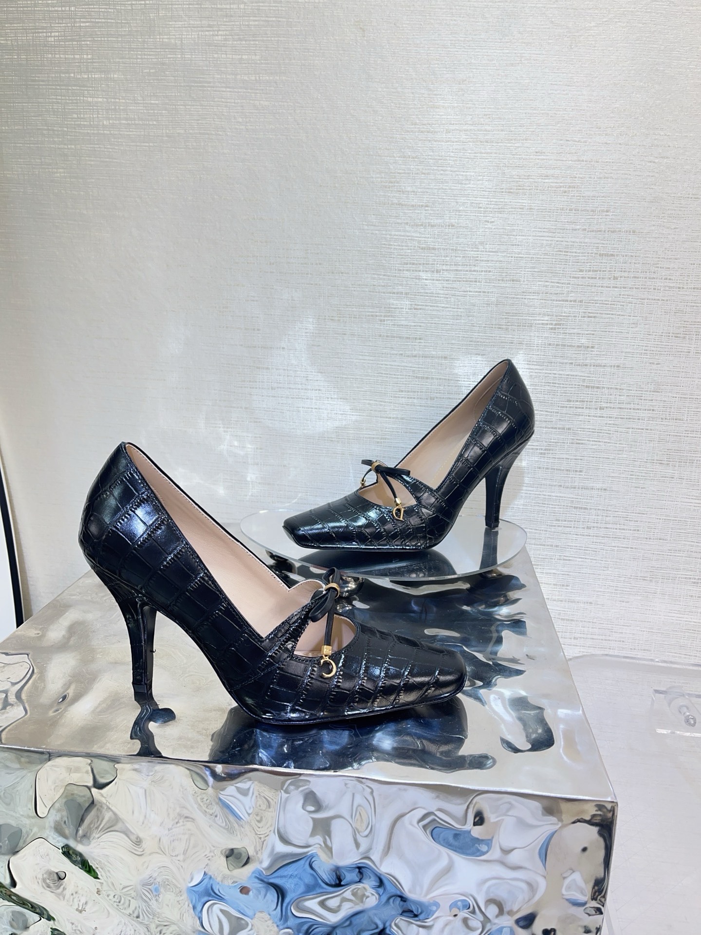 NO:870553,Top quality Dio ss26 new arrival～ *||Spring and summer new style｜Square-toe high heels. These slender and square-shaped high heels are crocodile pattern leather + metal bow. They are decorated with embellishments. The style is fashionable and elegant. The upper foot lengthens the leg line. It can be easily used for daily commuting and appointments!  The crocodile pattern material is super textured and high-end. The metal decoration enhances the sophistication. It is a high-end item with both practicality and design!  Suitable for sisters who pursue quality!  Chongya... Materials and craftsmanship - Upper cow leather, sheep leather Lining sheep leather Decorative band on the front Gold-finished metal on the front C and D initials bow Heel decorated with gold-finished metal Dior logo Insole decorated with Dior Médaillon logo Dior embossed cow leather sole size: 34-41 (34/40/41 customized non-refundable), single shoes, dior, high  heels,cowhide,sheepskin19860909顶级品质 Dio ss26 new arrival～ *||春夏新款｜方头高跟鞋 这款修长方形鞋形设计的高跟鞋鳄鱼纹皮革+金属蝴蝶结 饰以点缀,版型时尚 气质优雅～ 上脚拉长腿部线条～日常通勤约会都能轻松驾驭！鳄鱼纹材质超有质感以及高级感～金属装饰提升精致度.是实用与设计感兼具的高端单品！适合追求品质的姐妹们！冲鸭… 材质与工艺- 鞋面牛皮革,羊皮革 里料羊皮革 正面饰以装饰性饰带 正面饰以金色饰面金属 C 和 D 首字母蝴蝶结 鞋跟饰以金色饰面金属 Dior 标志 内底饰以 Dior Médaillon 标志 鞋底Dior压花牛皮革鞋底 size:34-41（34/40/41定做不退换）,单鞋,dior,high heels,cowhide,sheepskin,Women's Shoes