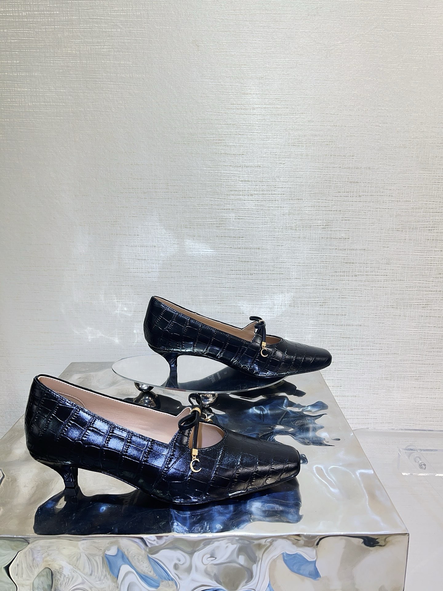 NO:870523,Top quality Dio ss26 new arrival～ *||Spring and summer new style｜Square-toe high heels. These slender and square-shaped high heels are crocodile pattern leather + metal bow. They are decorated with embellishments. The style is fashionable and elegant. The upper foot lengthens the leg line. It can be easily used for daily commuting and appointments!  The crocodile pattern material is super textured and high-end. The metal decoration enhances the sophistication. It is a high-end item with both practicality and design!  Suitable for sisters who pursue quality!  Chongya... Materials and craftsmanship - Upper cow leather, sheep leather Lining sheep leather Decorative band on the front Gold-finished metal on the front C and D initials bow Heel decorated with gold-finished metal Dior logo Insole decorated with Dior Médaillon logo Dior embossed cow leather sole size: 34-41 (34/40/41 customized non-refundable), single shoes, dior, high  heels,cowhide,sheepskin19860909顶级品质 Dio ss26 new arrival～ *||春夏新款｜方头高跟鞋 这款修长方形鞋形设计的高跟鞋鳄鱼纹皮革+金属蝴蝶结 饰以点缀,版型时尚 气质优雅～ 上脚拉长腿部线条～日常通勤约会都能轻松驾驭！鳄鱼纹材质超有质感以及高级感～金属装饰提升精致度.是实用与设计感兼具的高端单品！适合追求品质的姐妹们！冲鸭… 材质与工艺- 鞋面牛皮革,羊皮革 里料羊皮革 正面饰以装饰性饰带 正面饰以金色饰面金属 C 和 D 首字母蝴蝶结 鞋跟饰以金色饰面金属 Dior 标志 内底饰以 Dior Médaillon 标志 鞋底Dior压花牛皮革鞋底 size:34-41（34/40/41定做不退换）,单鞋,dior,high heels,cowhide,sheepskin,Women's Shoes