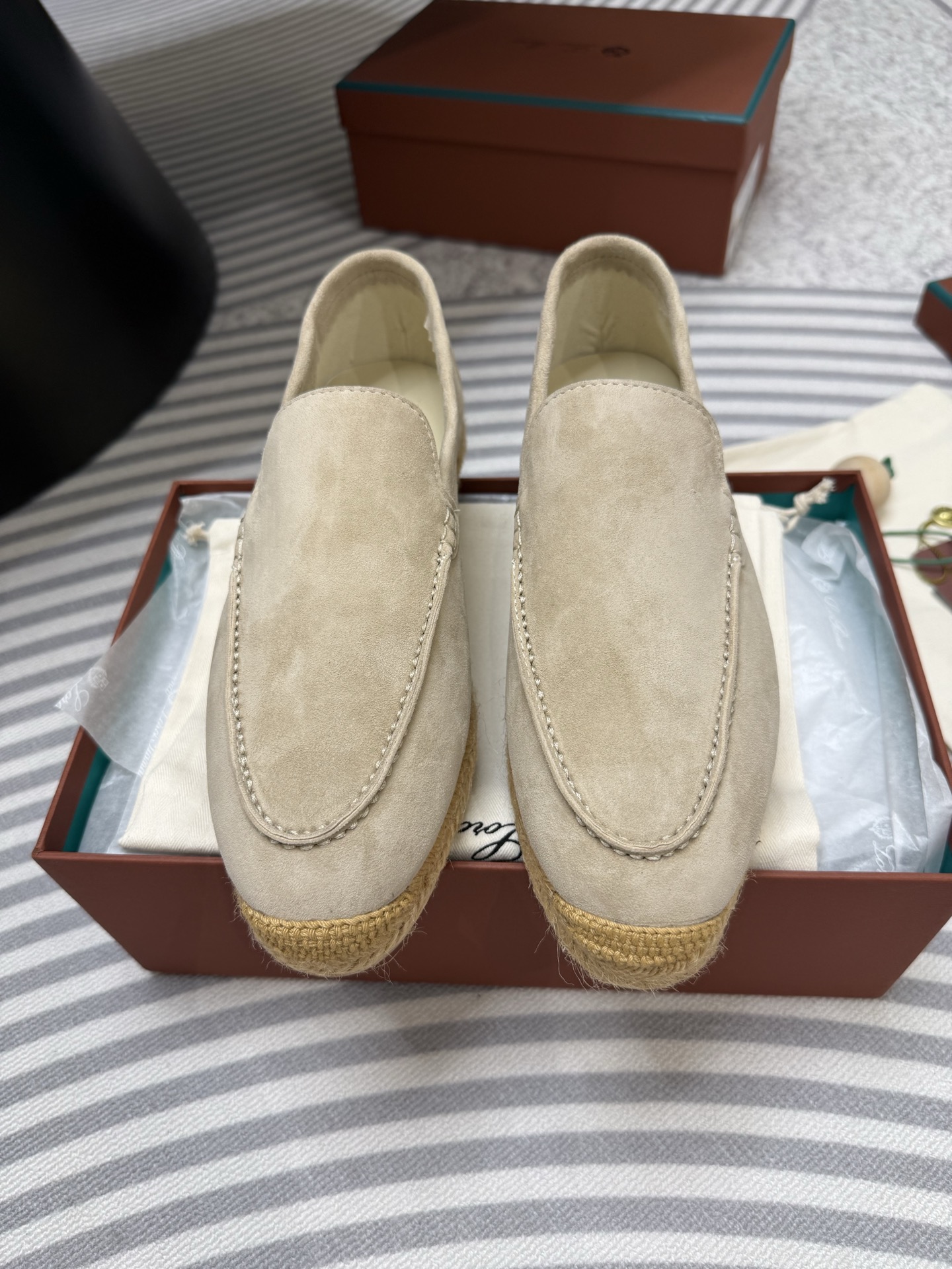 NO:901176,Top quality Loro Piana｜26 new women's slip-on loafers Lp Luxury brand always has a solid color and simple design style~ Casual and versatile, focusing on a soft and comfortable~ casual and relaxed feeling Upper cow suede/suede Lined with sheepskin lining Foot pads Sole hemp rope braided edge + rubber sole Size35-40, loafers, loro piana, loro  piana,loafers,sheepskin,chamois leather19860909顶级品质 Loro Piana｜26新款女士一脚蹬乐福鞋 Lp 奢华品牌一贯纯色简约的设计风格～ 休闲百搭 主打一个柔软舒适～随性松弛感 鞋面牛反绒/麂皮 里衬羊皮内里 垫脚 鞋底麻绳编织包边+橡胶片底 Size35-40,乐福鞋,loro piana,loro piana,loafers,sheepskin,chamois leather,Women's Shoes