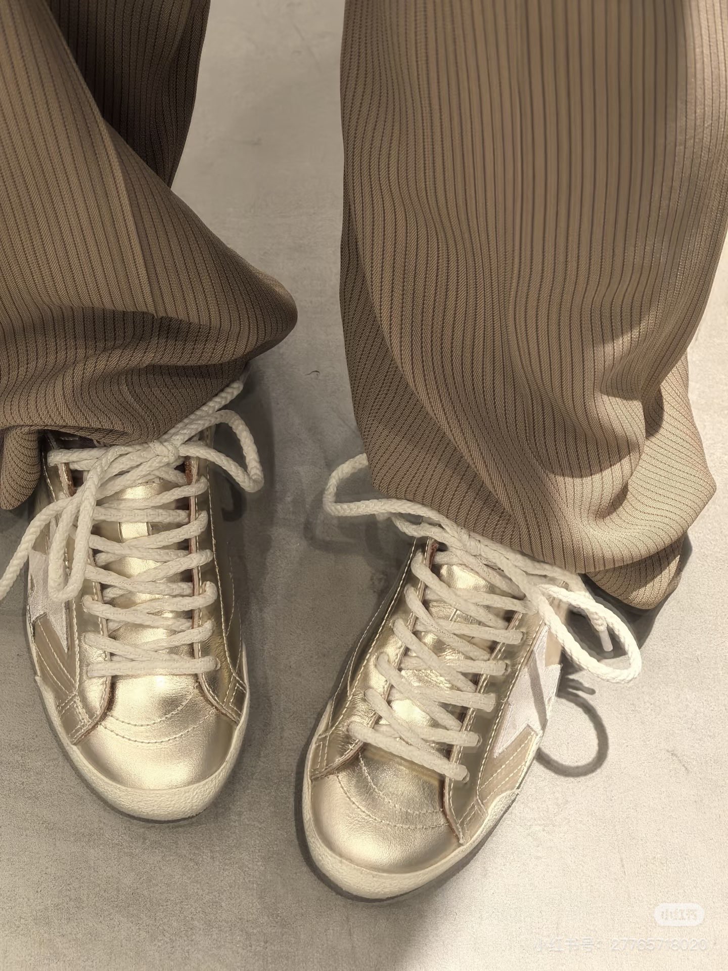 NO:906139,This pair of gold foil True-Star is so good!  The champagne gold leather with its own soft light filter, paired with distressed white stars and hemp rope shoelaces, looks like a walking retro pictorial on your feet. The blingbling is flashy but not exaggerated. The True-Star series did not disappoint. The shoe shape originated from the aesthetics of running shoes in the 1960s, with a lazy and relaxed feeling. The sawtooth pattern of the sole and the soft lining are so comfortable that you want to weld them to your feet!  Whether it is paired with jeans or a small skirt, it can complete the sophistication of the outfit ~ ballet shoes, skirts, jeans19860909这双金箔色True-Star也太会了！ 自带柔光滤镜的香槟金皮革,配上做旧白星和麻绳鞋带, 上脚就是行走的复古画报,blingbling的又闪又 不浮夸True-Star系列果然没让人失望, 源自60年代跑鞋美学的鞋型,自带慵懒松弛感, 鞋底的锯齿纹路和软乎乎的内衬,舒服到想焊在脚上！ 不管是配牛仔裤还是小裙子,都能把穿搭的精致感拉满～,芭蕾舞鞋,skirts,jeans,Women's Shoes
