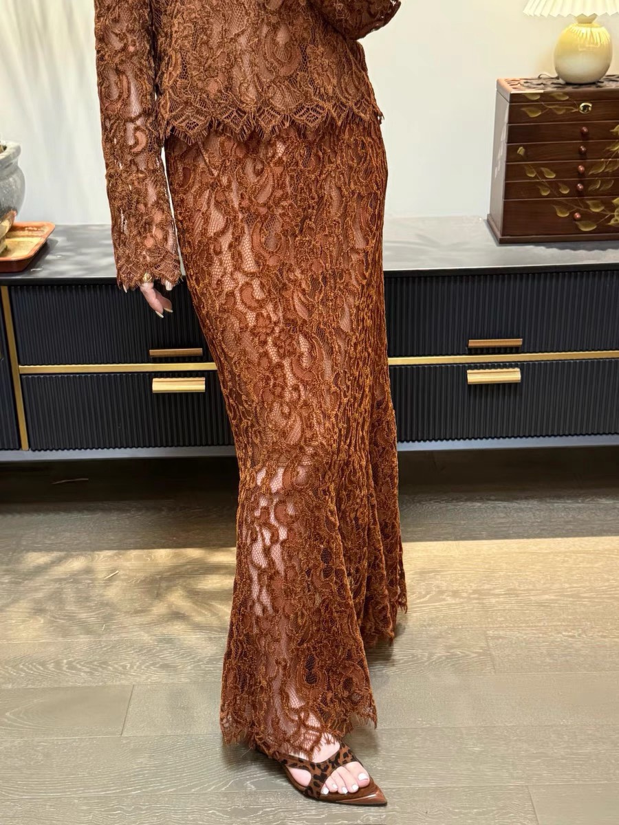 Stylish Women’s Suit with G’s: Elegant, Light, and High-Quality Design - 图片 7
