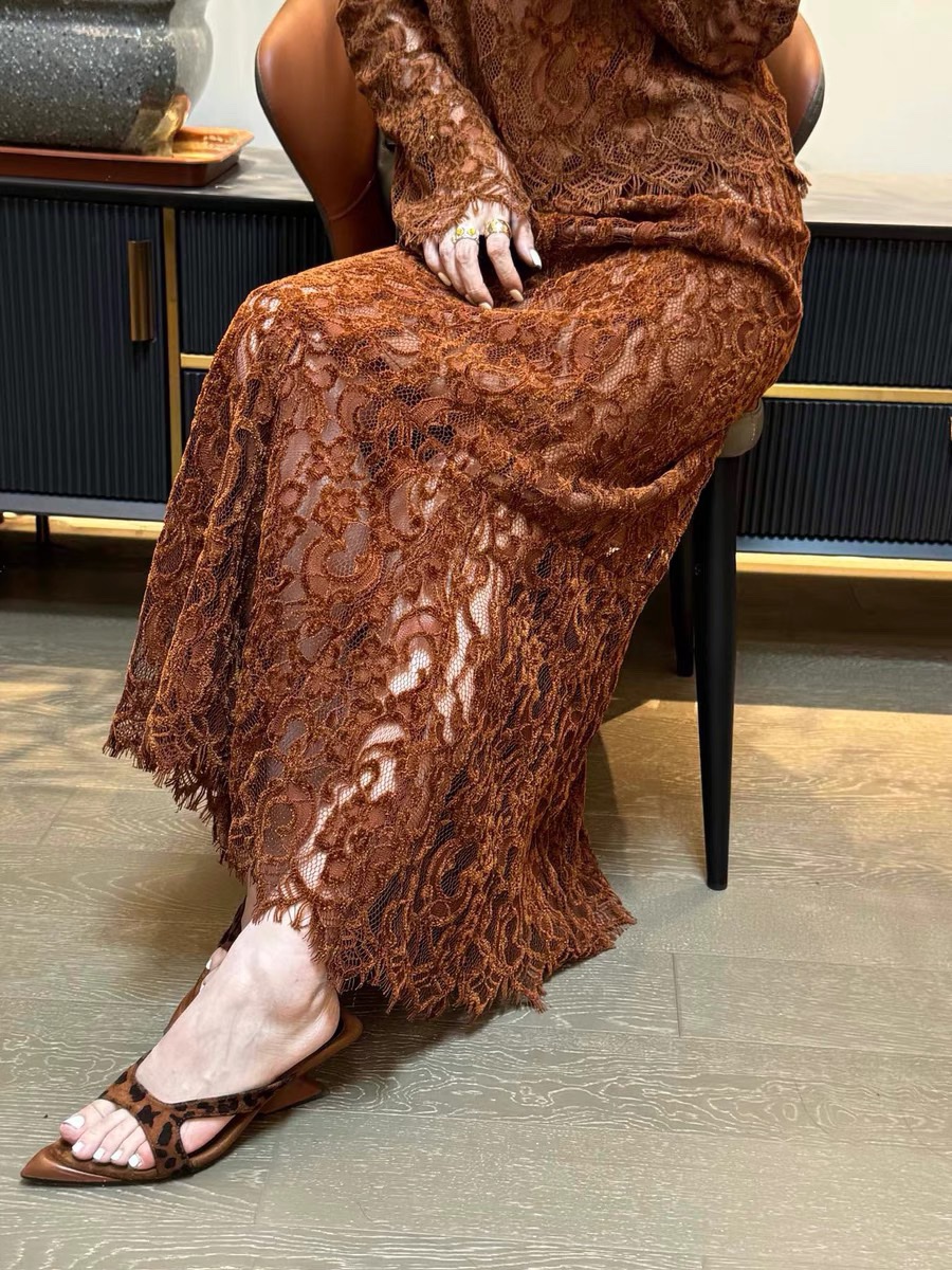 Stylish Women’s Suit with G’s: Elegant, Light, and High-Quality Design - 图片 4