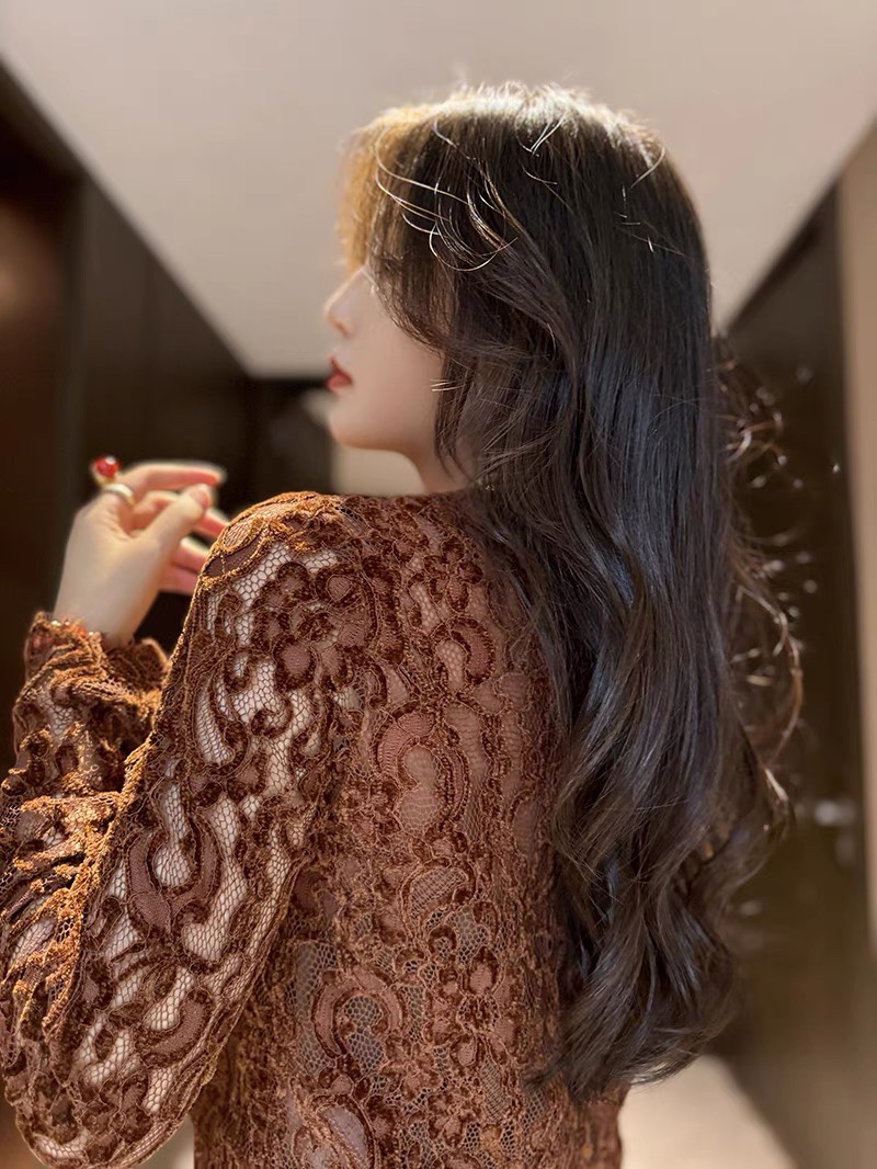 Stylish Women’s Suit with G’s: Elegant, Light, and High-Quality Design - 图片 2