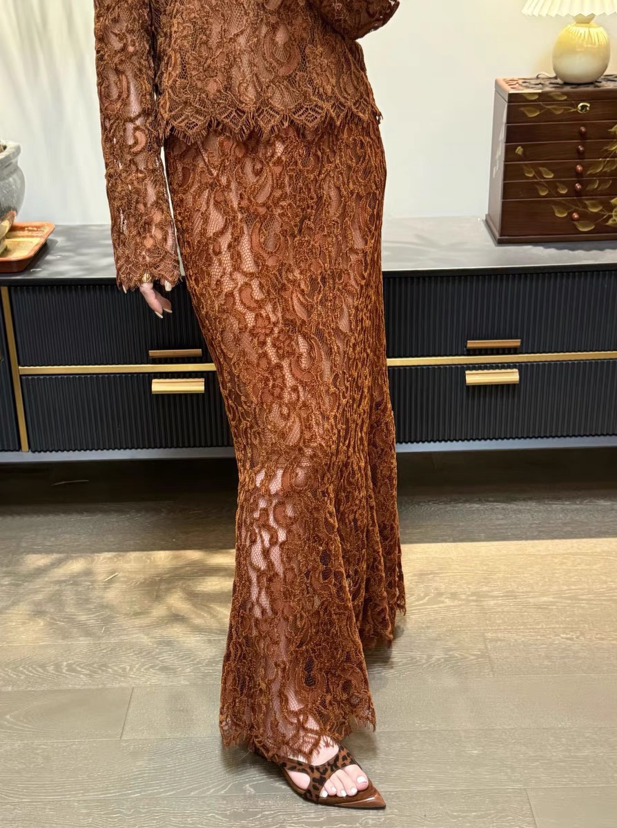 Stylish Women’s Suit with G’s: Elegant, Light, and High-Quality Design - 图片 8