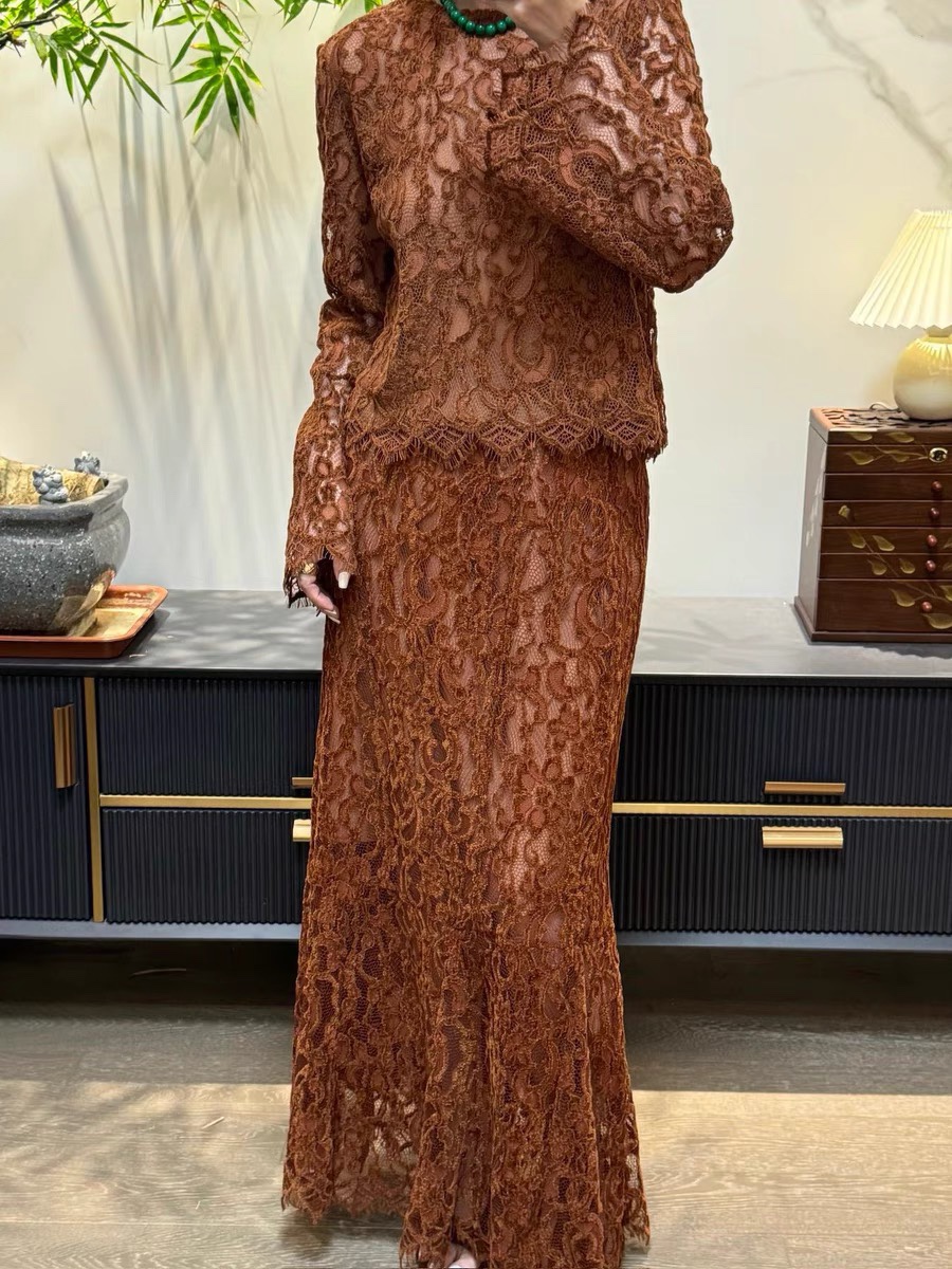 Stylish Women’s Suit with G’s: Elegant, Light, and High-Quality Design - 图片 3