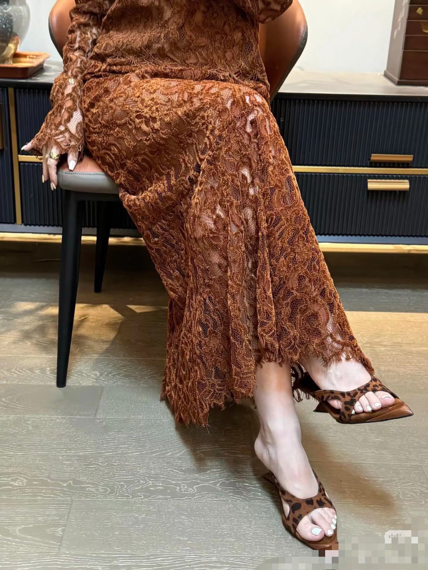 Stylish Women’s Suit with G’s: Elegant, Light, and High-Quality Design - 图片 5