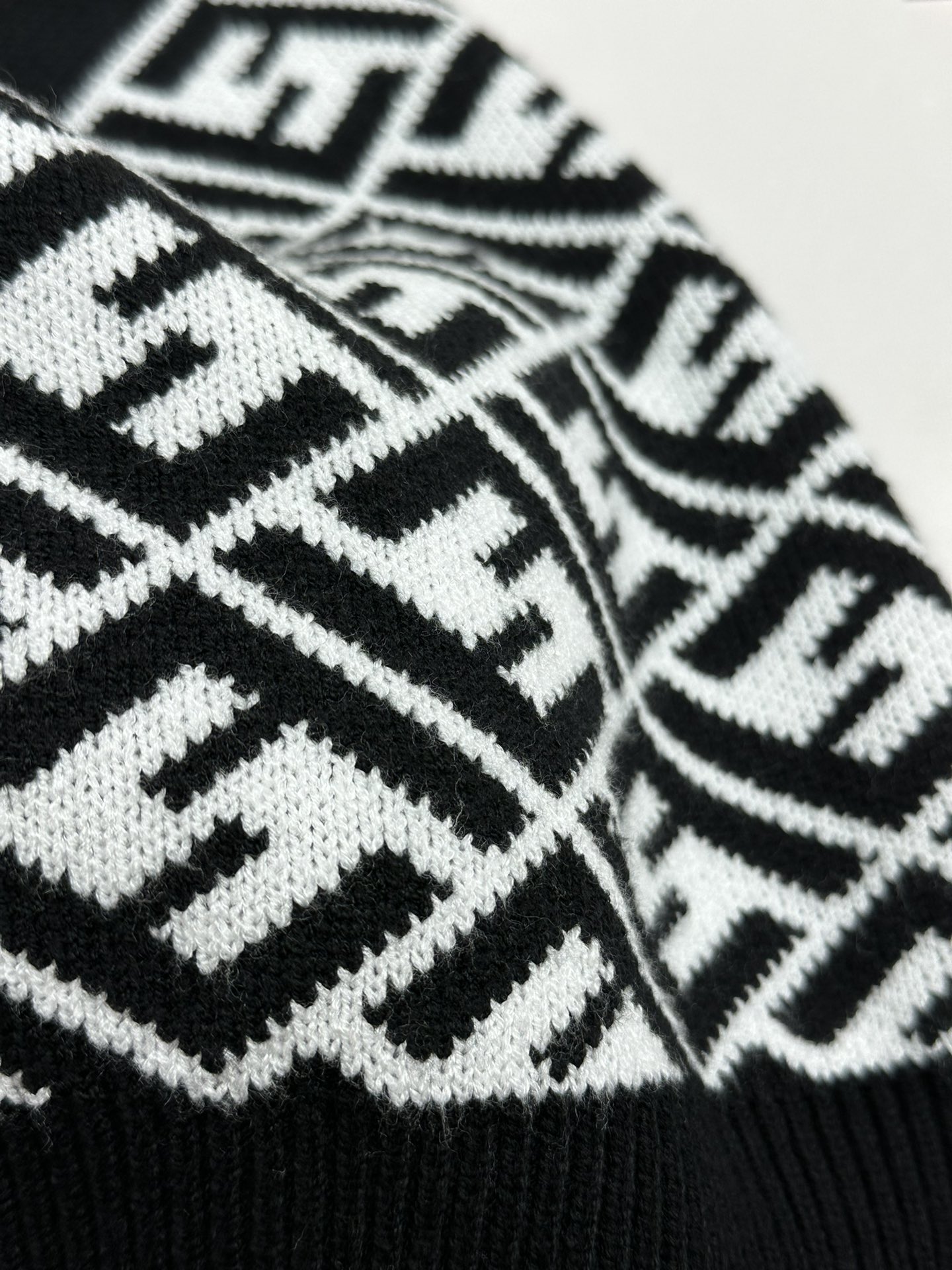FEND1*秋冬新款针织毛衣高端品质专柜版本潮人最爱风格系列撞色拼接设计LOGO图案标志精选优质羊毛混纺