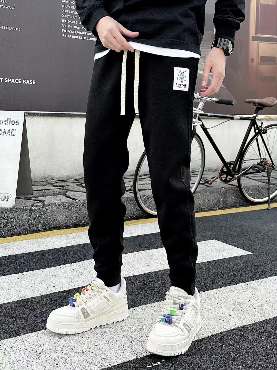 u Pzdwlq  巴黎世家  2024早春新款休闲裤！官网同步发售。品牌经典LOGO休闲裤 ，定制面料，舒适度极好，手触感强烈。辨识度极高，完美品相工艺。 尺码：M-3XL