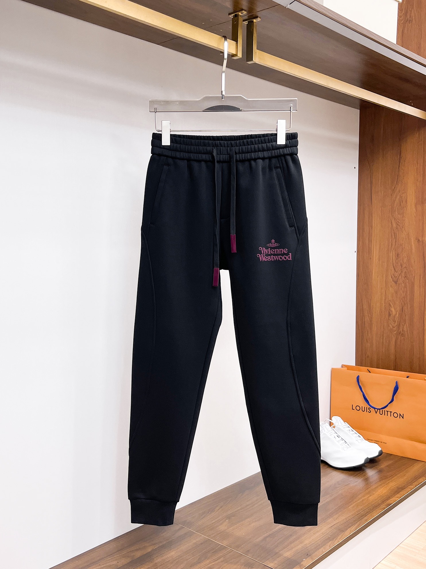 NO:514869,Queen Mother of the Cities, top-quality goods, new spring and summer casual pants in 2025!  The official website is released simultaneously. The brand's classic LOGO casual pants, customized fabric, excellent comfort, strong hand touch. Extremely recognizable, perfect quality craftsmanship. Size M-3XL, alexander wang19860909西太后 顶级货品 2025春夏新款休闲裤！官网同步发售.品牌经典LOGO休闲裤 ,定制面料,舒适度极好,手触感强烈.辨识度极高,完美品相工艺. 尺码M-3XL,,alexander wang,Men's clothing