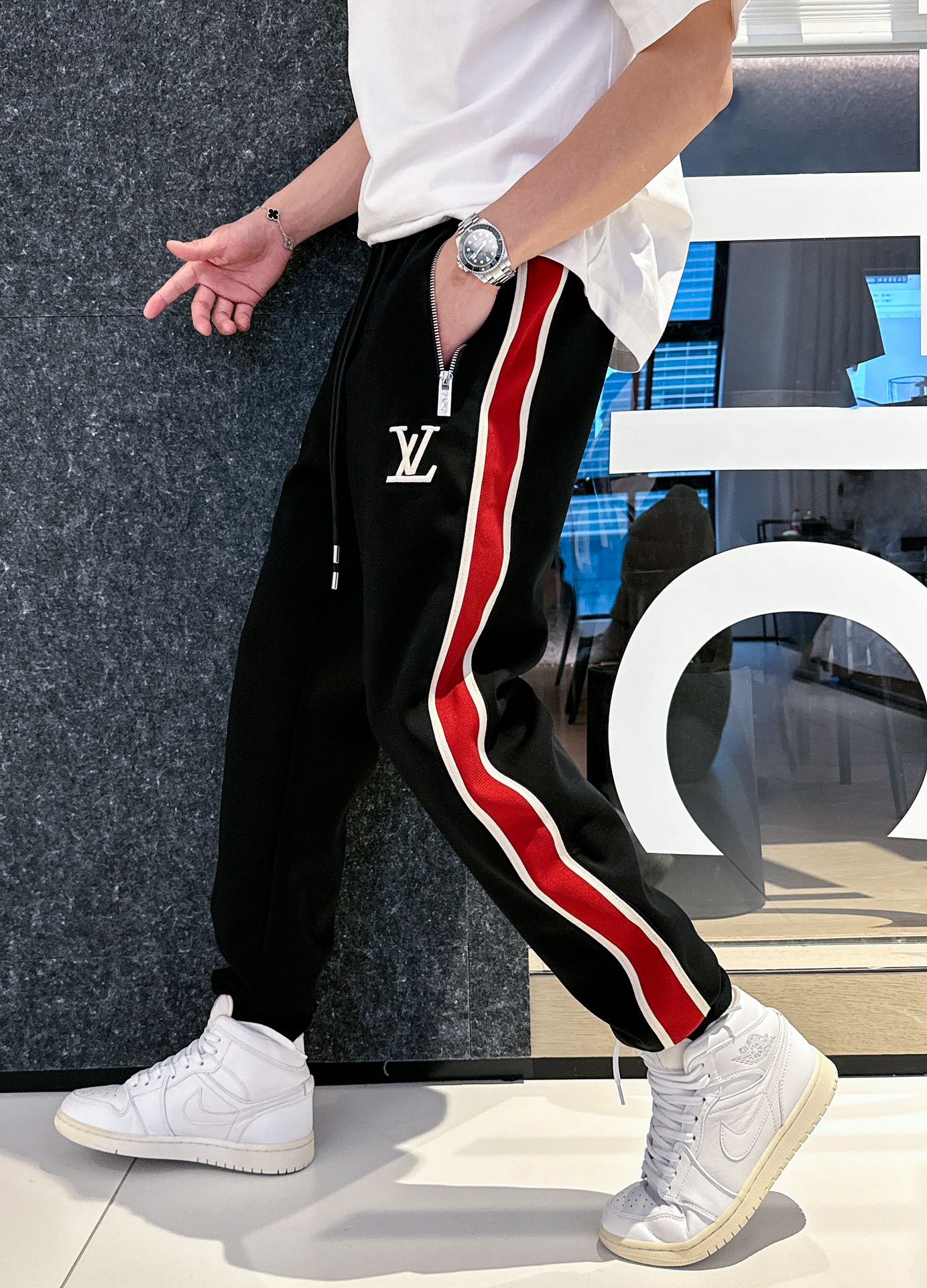 NO:141433,LV Top Products New Spring and Summer 2025 Leisure Pants!  The official website is released simultaneously. The brand's classic LOGO casual pants, customized fabric, excellent comfort, strong hand touch. Extremely recognizable, perfect quality craftsmanship. Size M-3XL,,louis vuitton,alexander wang19860909LV 顶级货品 2025春夏新款休闲裤！官网同步发售.品牌经典LOGO休闲裤 ,定制面料,舒适度极好,手触感强烈.辨识度极高,完美品相工艺. 尺码M-3XL,,louis vuitton,alexander wang,Men's clothing