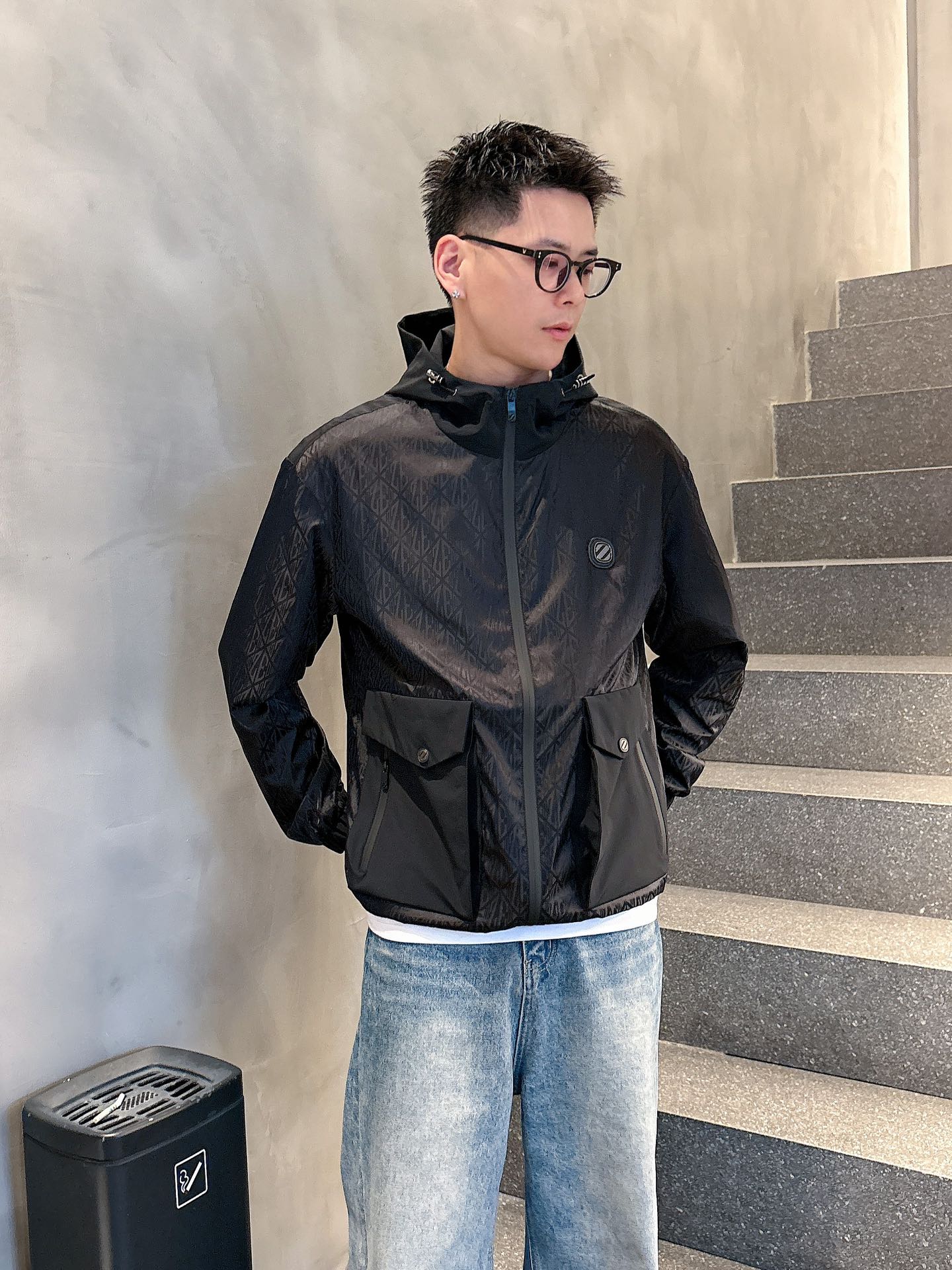 NO:572780,Ermenegildo Ermenegildo Zegna's new jacket, original order, fashionable jacket and jacket made of imported Italian fabrics. The European counters are synchronized, the upper body is more casual and generous, the counter's original hardware is a new luxury high-end customized accessory!  Luxurious brand-specific logo embellishment design, the highest quality shipments in the market, original accessories, the ultimate in luxury!  Soft and comfortable. The upper body is very handsome!  Suitable for any scene!  Size: M-3XL,,zegna,jackets & coats,jackets & coats,alexander wang19860909杰尼亚新款夹克外套,原单狠货 意大利进口面料时尚夹克外套.欧洲专柜同步,上身更随意大方,专柜原版五金奢华高档定制配饰新作！奢华品牌特质logo点缀设计,市场最高品质出货、原版辅料,奢华极致！柔软舒适.上身爆帅！适合任意场景！码数:M-3XL,,zegna,jackets & coats,jackets & coats,alexander wang,Men's clothing