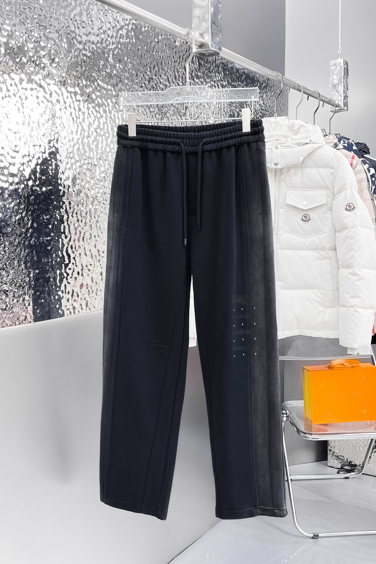 NO:515965,Balenciaga Top-notch products 2025 spring and summer new casual pants!  The official website is released simultaneously. The brand's classic LOGO casual pants, customized fabric, excellent comfort, strong hand touch. Extremely recognizable, perfect quality craftsmanship. Size M-3XL, balenciaga, alexander wang19860909巴黎世家 顶级货品 2025春夏新款休闲裤！官网同步发售.品牌经典LOGO休闲裤 ,定制面料,舒适度极好,手触感强烈.辨识度极高,完美品相工艺. 尺码M-3XL,,balenciaga,alexander wang,Men's clothing