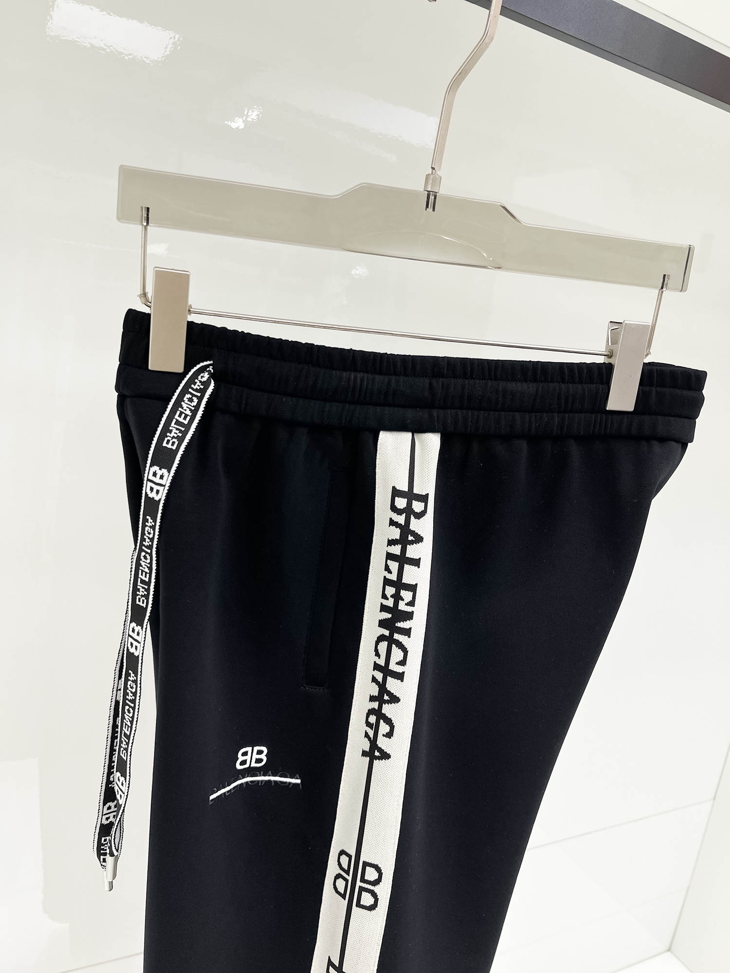 Paris Family Introduces 2025 Spring/Summer Leisure Pants: Custom Fabrics, Great Comfort, Perfect Fit. - 图片 4