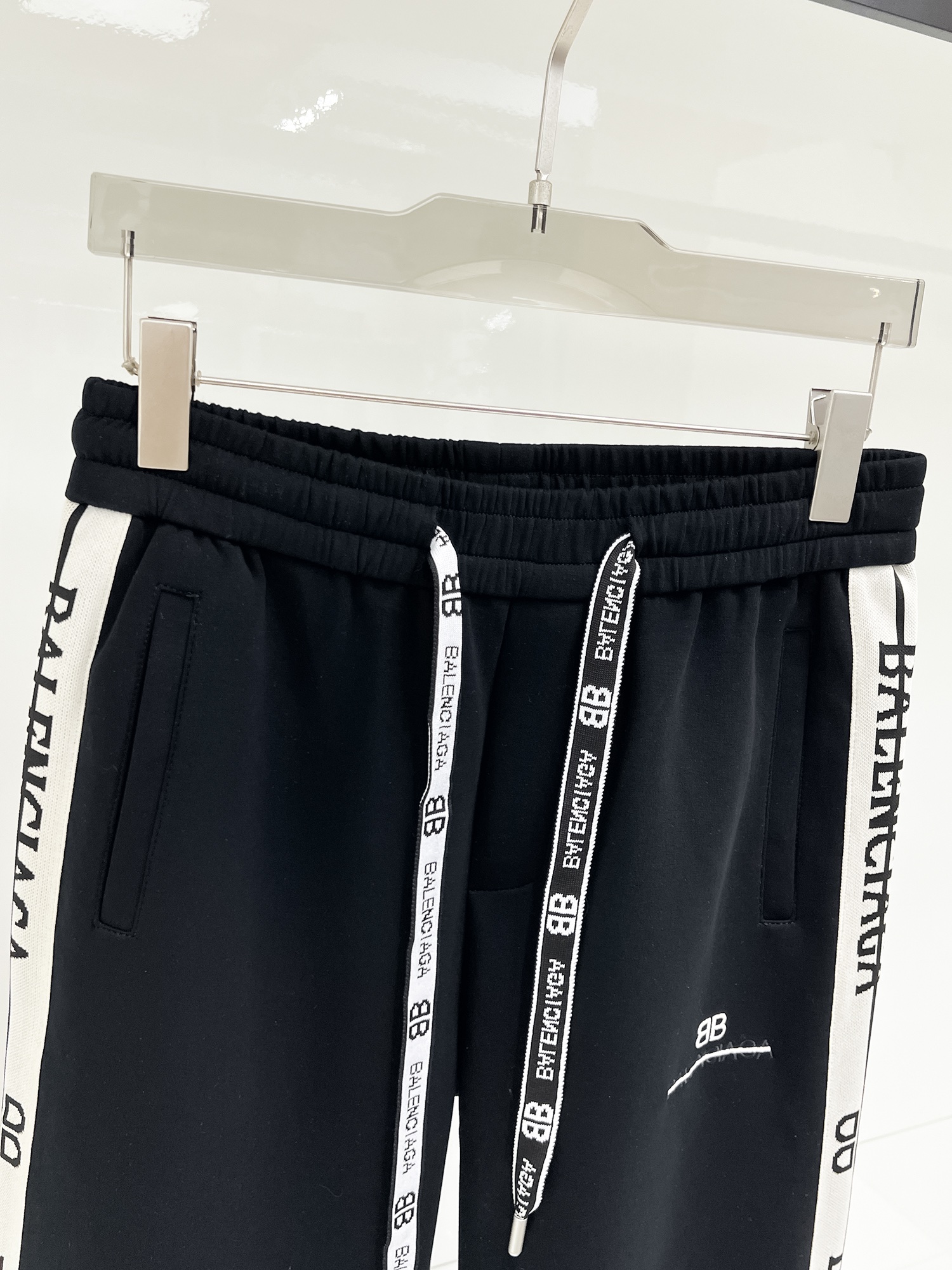 Paris Family Introduces 2025 Spring/Summer Leisure Pants: Custom Fabrics, Great Comfort, Perfect Fit. - 图片 3