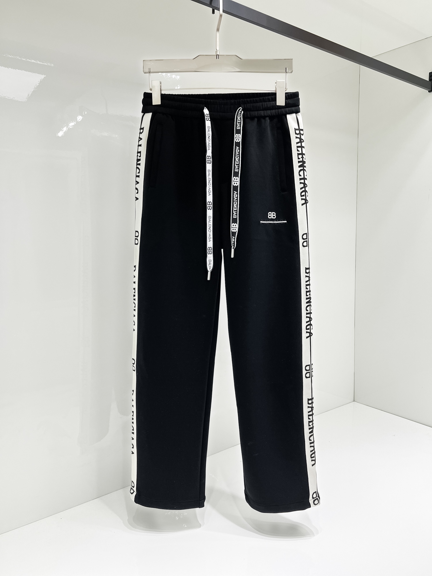 Paris Family Introduces 2025 Spring/Summer Leisure Pants: Custom Fabrics, Great Comfort, Perfect Fit. - 图片 1