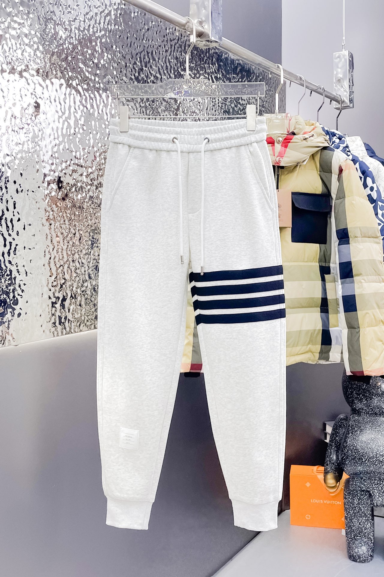 NO:515967,TB Top Products New Spring and Summer 2025 Leisure Pants!  The official website is released simultaneously. The brand's classic LOGO casual pants, customized fabric, excellent comfort, strong hand touch. Extremely recognizable, perfect quality craftsmanship. Size M-3XL, alexander wang19860909TB 顶级货品 2025春夏新款休闲裤！官网同步发售.品牌经典LOGO休闲裤 ,定制面料,舒适度极好,手触感强烈.辨识度极高,完美品相工艺. 尺码M-3XL,,alexander wang,Men's clothing