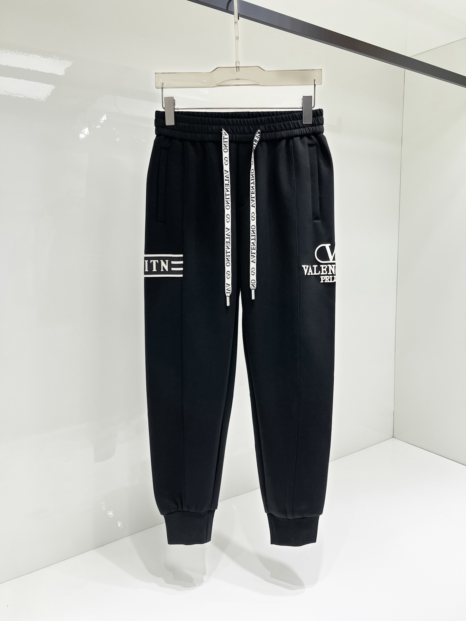 Valentino 2025 Spring & Summer New Leisure Pants: Top Product with Custom Fabrics