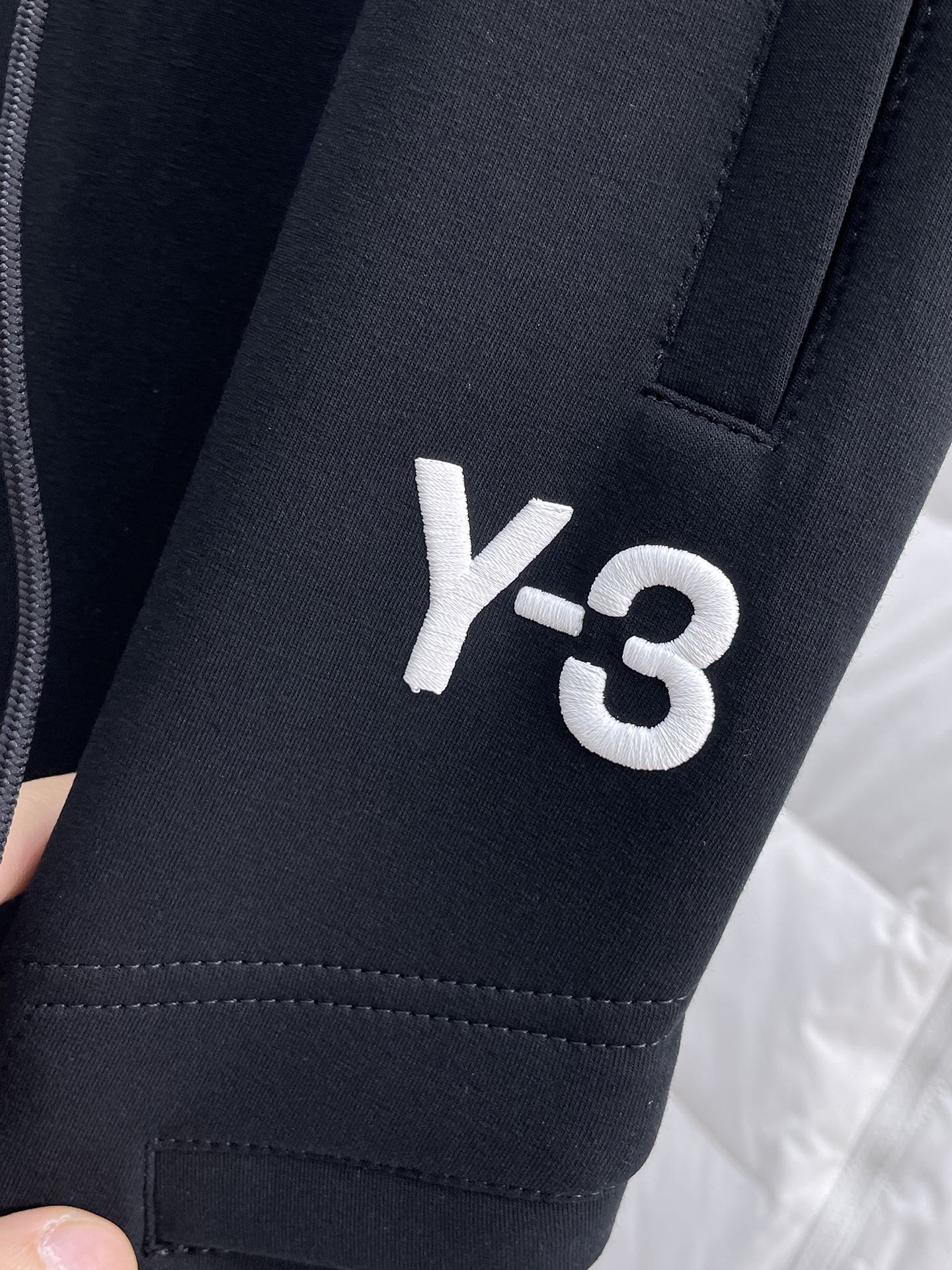 Y-3顶级货品2024秋冬新款休闲裤！官网同步发售品牌经典LOGO休闲裤定制面料舒适度极好手触感强烈辨识