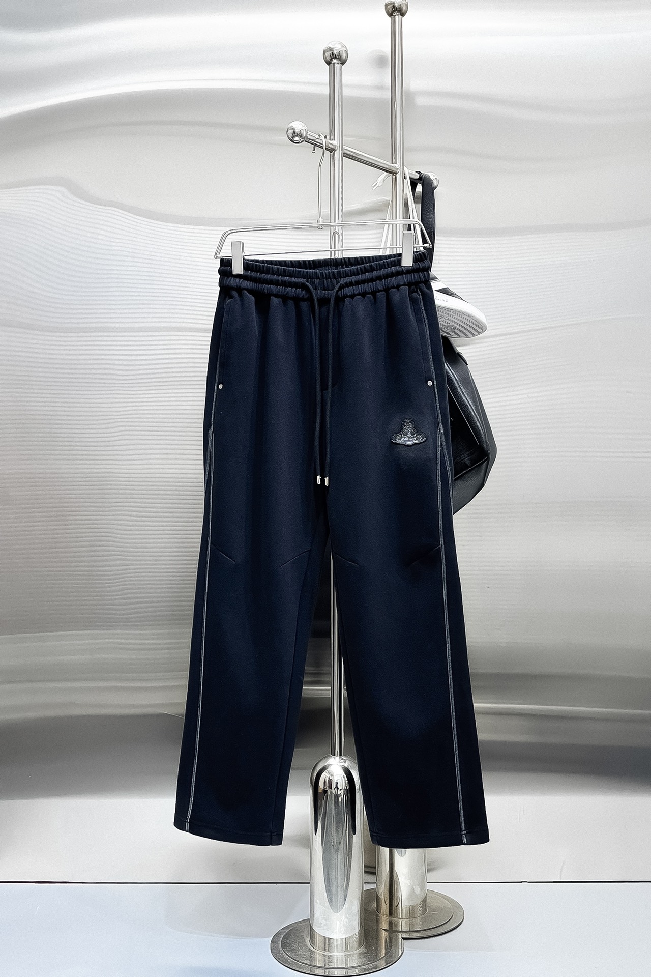 NO:732036,Queen Mother West's top products 2025 autumn and winter new casual pants!  On sale simultaneously on the official website. The brand's classic LOGO casual pants, customized fabrics, excellent comfort, strong touch. Highly recognizable, perfect appearance and craftsmanship. Sizes M-3XL,,19860909西太后顶级货品 2025秋冬新款休闲裤！官网同步发售.品牌经典LOGO休闲裤 ,定制面料,舒适度极好,手触感强烈.辨识度极高,完美品相工艺. 尺码M-3XL,,,Men's clothing