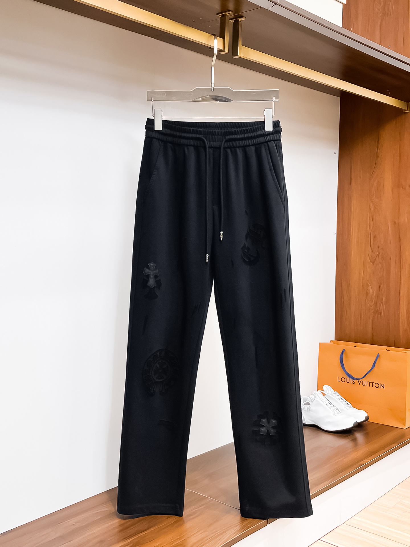 NO:514876,Croxin Top-notch products 2025 spring and summer new casual pants!  The official website is released simultaneously. The brand's classic LOGO casual pants, customized fabric, excellent comfort, strong hand touch. Very high recognition, perfect quality craftsmanship. Size M-3XL, chrome hearts, alexander wang19860909克罗心 顶级货品 2025春夏新款休闲裤！官网同步发售.品牌经典LOGO休闲裤 ,定制面料,舒适度极好,手触感强烈.辨识度极高,完美品相工艺. 尺码M-3XL,,chrome hearts,alexander wang,Men's clothing