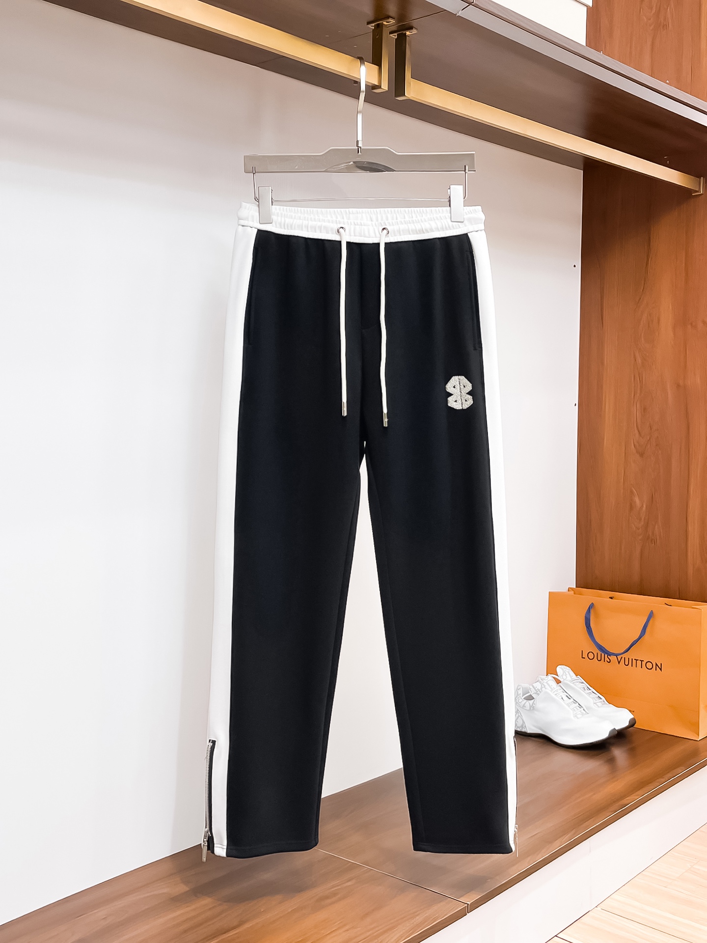 NO:514858,Balenciaga Top-notch products 2025 spring and summer new casual pants!  The official website is released simultaneously. The brand's classic LOGO casual pants, customized fabric, excellent comfort, strong hand touch. Extremely recognizable, perfect quality craftsmanship. Size M-3XL, balenciaga, alexander wang19860909巴黎世家 顶级货品 2025春夏新款休闲裤！官网同步发售.品牌经典LOGO休闲裤 ,定制面料,舒适度极好,手触感强烈.辨识度极高,完美品相工艺. 尺码M-3XL,,balenciaga,alexander wang,Men's clothing