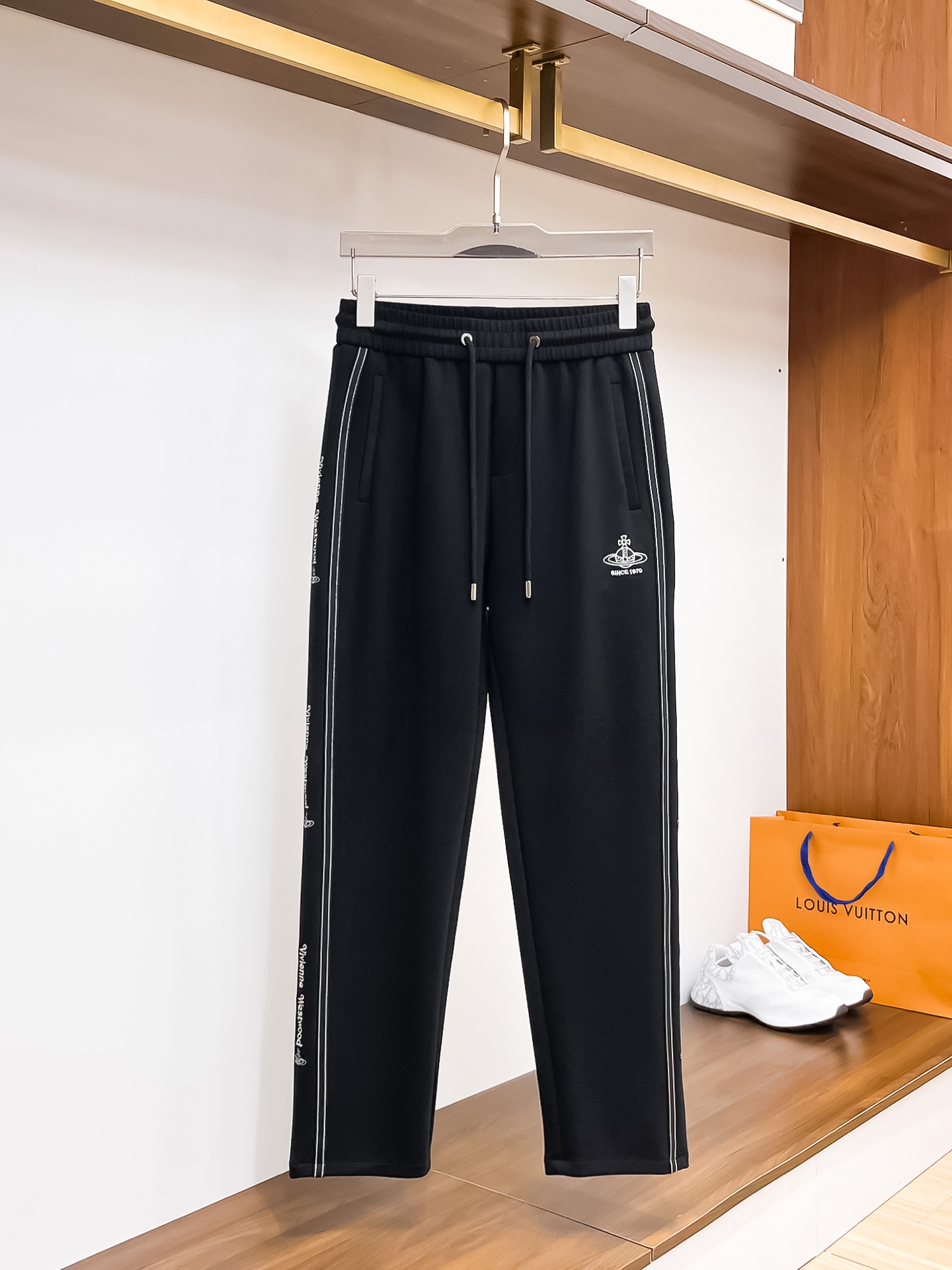 NO:514896,Queen Mother of the Cities, top-quality goods, new spring and summer casual pants in 2025!  The official website is released simultaneously. The brand's classic LOGO casual pants, customized fabric, excellent comfort, strong hand touch. Extremely recognizable, perfect quality craftsmanship. Size M-3XL, alexander wang19860909西太后 顶级货品 2025春夏新款休闲裤！官网同步发售.品牌经典LOGO休闲裤 ,定制面料,舒适度极好,手触感强烈.辨识度极高,完美品相工艺. 尺码M-3XL,,alexander wang,Men's clothing