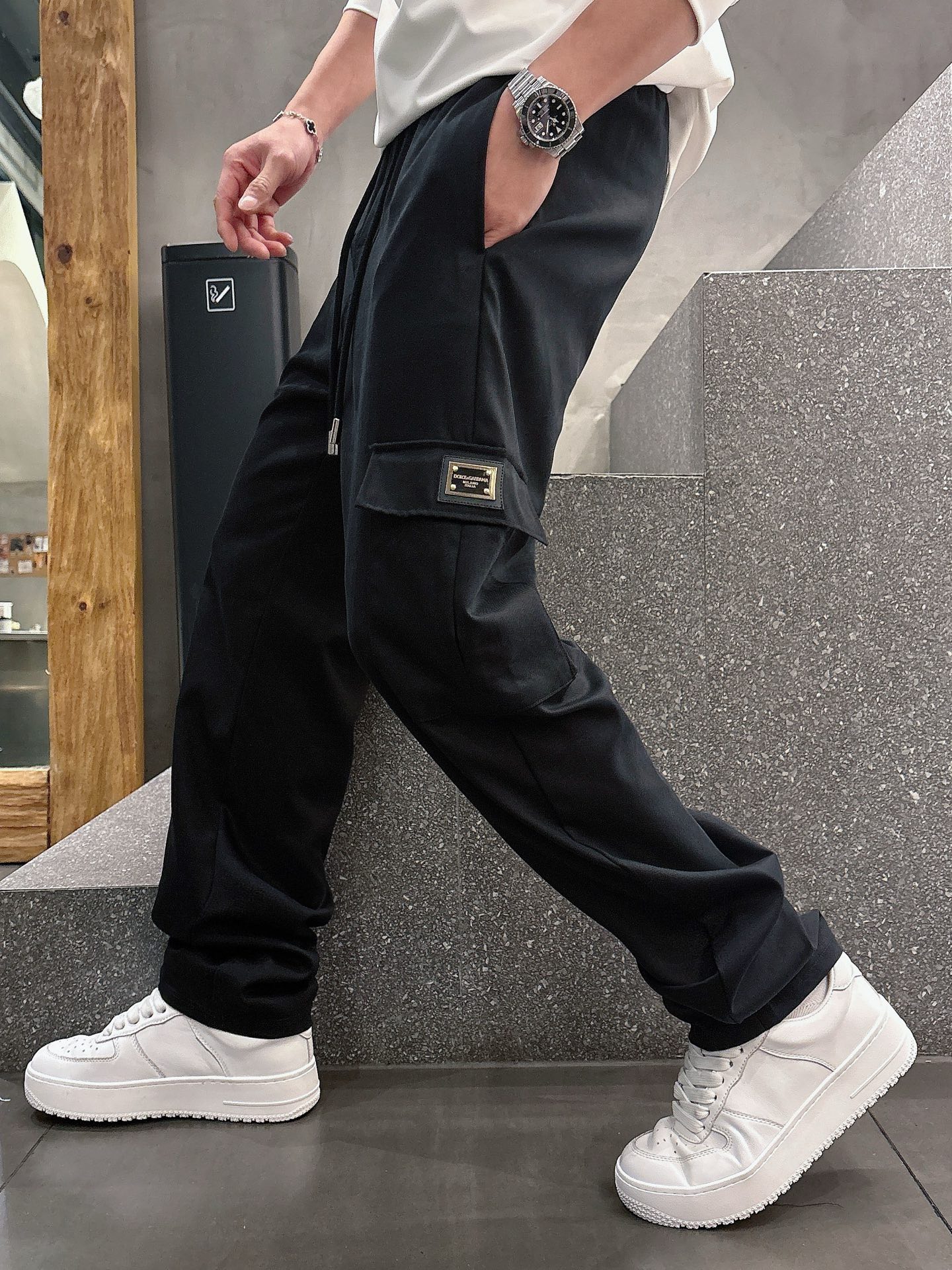 NO:141417,DG Top Products New Spring and Summer 2025 Leisure Pants!  The official website is released simultaneously. The brand's classic LOGO casual pants, customized fabric, excellent comfort, strong hand touch. Extremely recognizable, perfect quality craftsmanship. Size M-3XL, Dolce & Gabbana, alexander wang19860909DG 顶级货品 2025春夏新款休闲裤！官网同步发售.品牌经典LOGO休闲裤 ,定制面料,舒适度极好,手触感强烈.辨识度极高,完美品相工艺. 尺码M-3XL,,Dolce&Gabbana,alexander wang,Men's clothing