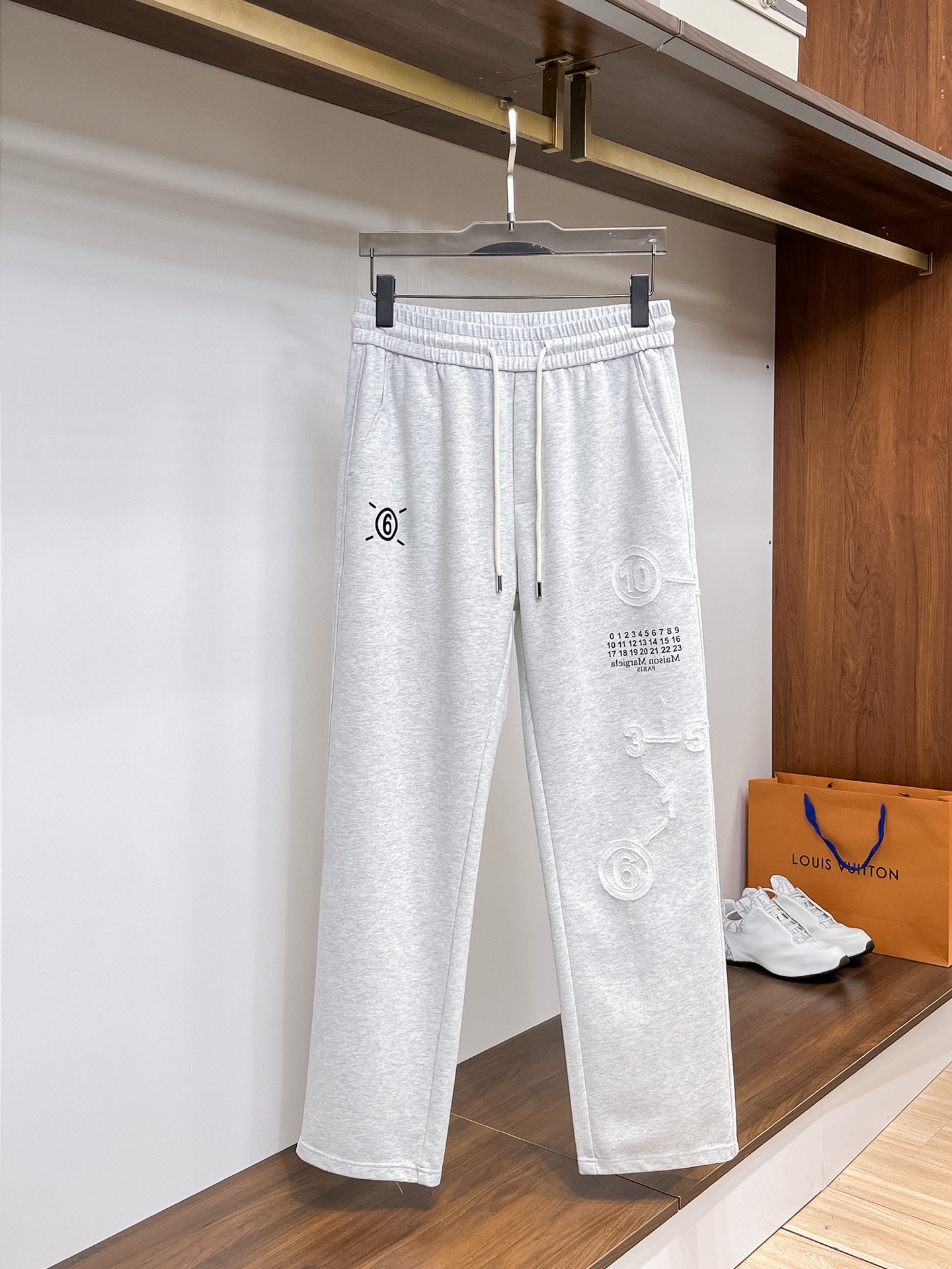 NO:514873,Majira's top products 2025 spring and summer new casual pants!  The official website is released simultaneously. The brand's classic LOGO casual pants, customized fabric, excellent comfort and strong hand touch. Very high recognition and perfect quality craftsmanship. Size M-3XL,,masion margiela,alexander wang19860909马吉拉顶级货品 2025春夏新款休闲裤！官网同步发售.品牌经典LOGO休闲裤 ,定制面料,舒适度极好,手触感强烈.辨识度极高,完美品相工艺. 尺码M-3XL,,masion margiela,alexander wang,Men's clothing