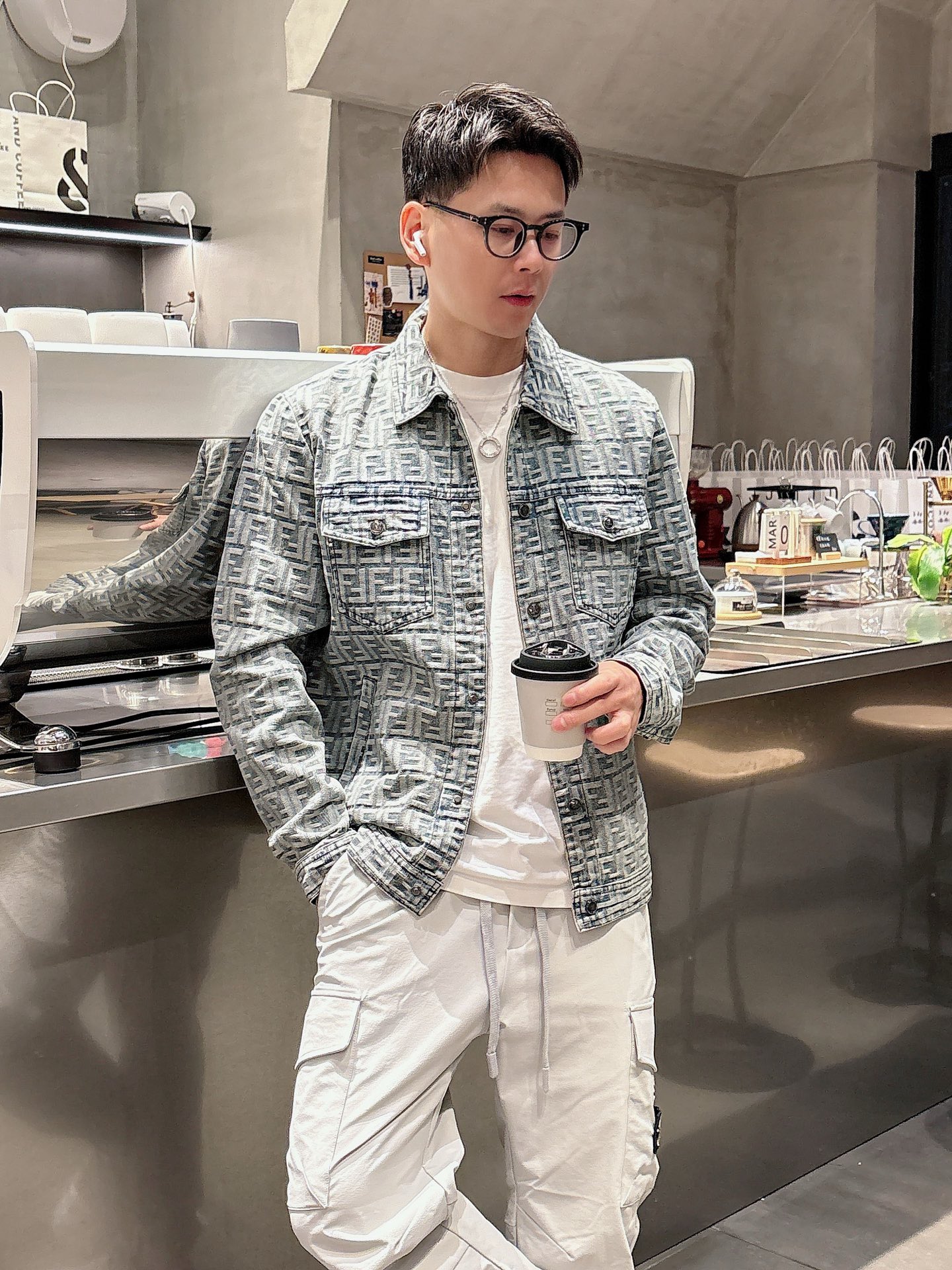 NO:572759,Fendi top quality!  Autumn and winter official website counters are available at the same time, original items, super stylish, customized original washed denim fabric, unique design, top-notch embroidered burnt-flower process letter pattern logo, original hardware accessories decoration, an extremely outstanding denim jacket, the materials and craftsmanship are extremely luxurious and exquisite, extremely high-grade, handsome and stylish upper body, recommended, counter size M-XXXL,, fendi, jackets & coats, jackets & coats, alexander wang19860909芬迪顶级品质！秋冬官网专柜同步有售,原单狠货,超级有范儿,定制原版水洗牛仔面料,独特设计,顶级刺绣烧花工艺字母图案logo,原版五金辅料装饰,极为翘楚的一款牛仔夹克外套,用料与工艺都极致奢华精湛,档次极高,上身帅气有型,推荐,专柜尺码M-XXXL,,fendi,jackets & coats,jackets & coats,alexander wang,Men's clothing